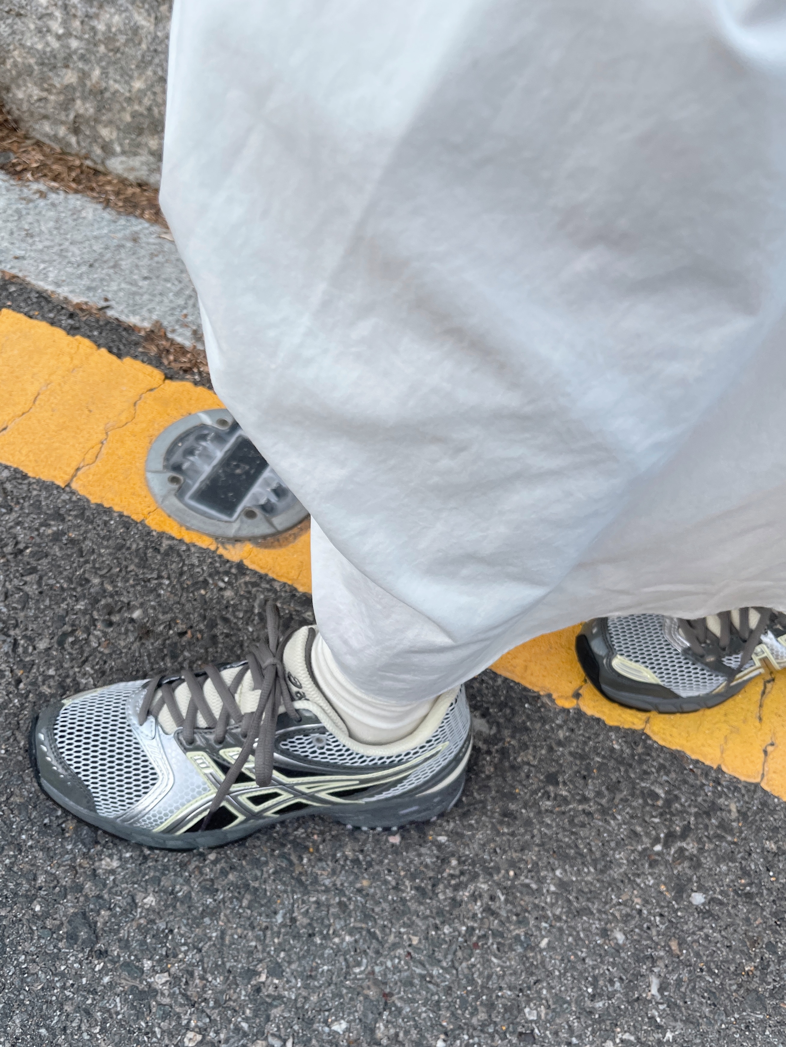 Asics Gel-DS Trainer 14 Truffle Grey Pure Silver 착용 스타일 - 2