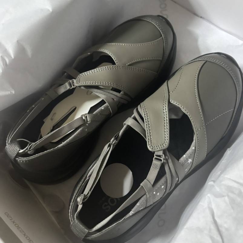 OJOS Strap Toe Sneakers Stone Brown 착용 스타일 - 1
