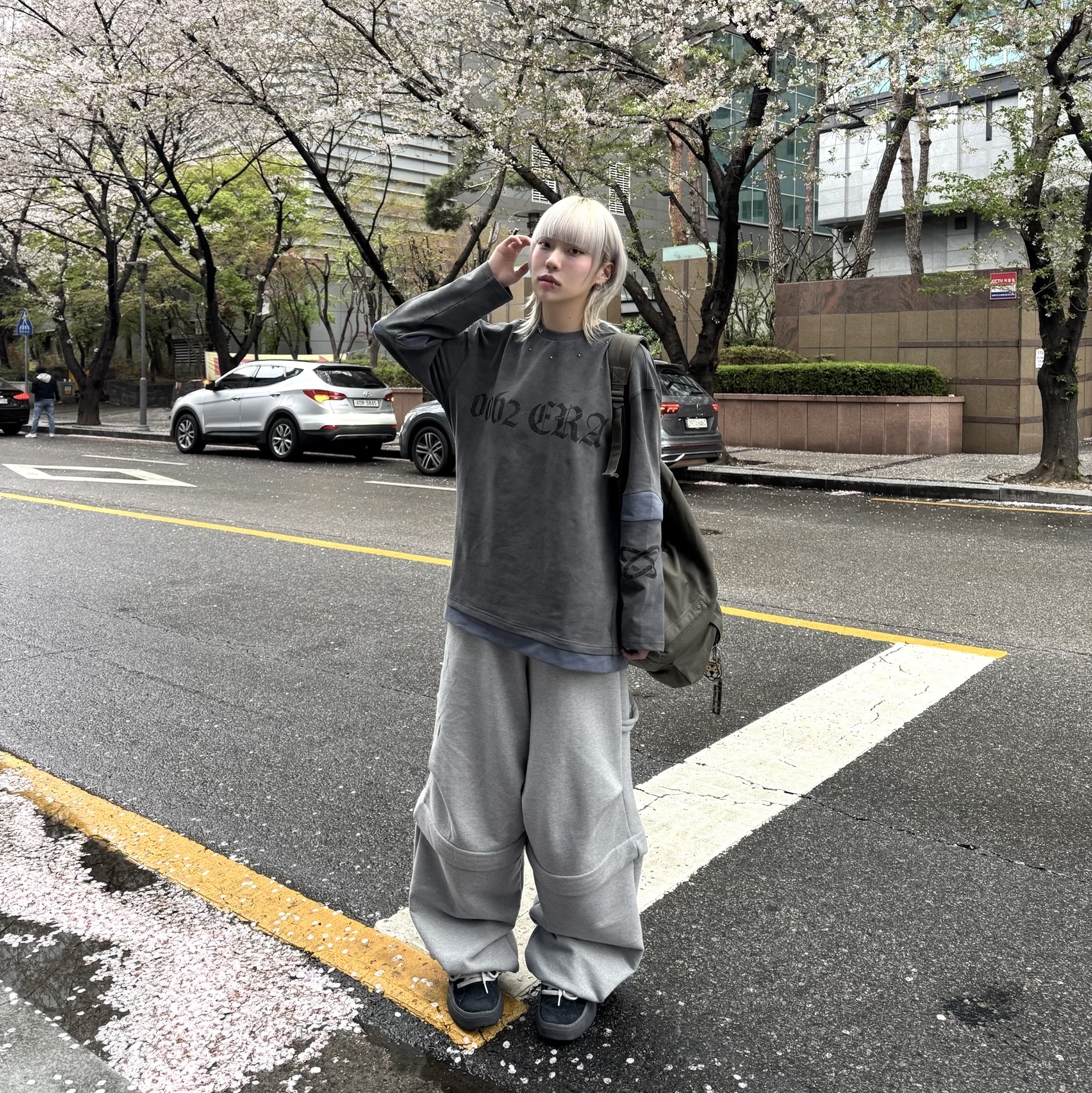 트루릴리젼 어센틱 와이드 백팩 카키, ERL 뱀프 스케이트 슈 파이럿 블랙 착용 스타일 - 1