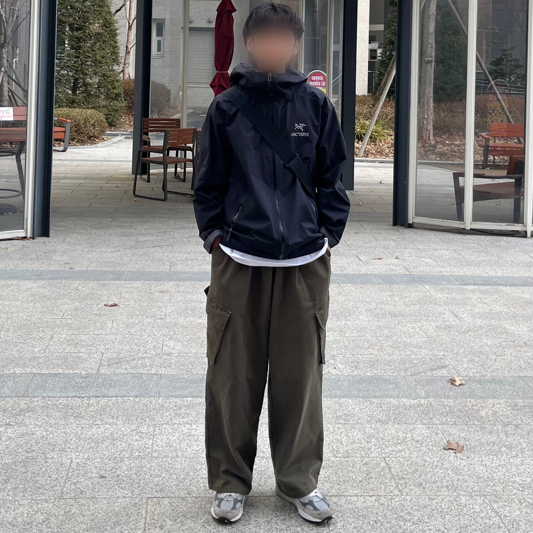 아크테릭스 베타 LT 자켓 블랙, 뉴발란스 992 메이드 인 USA 그레이 - D 스탠다드 착용 스타일 - 1