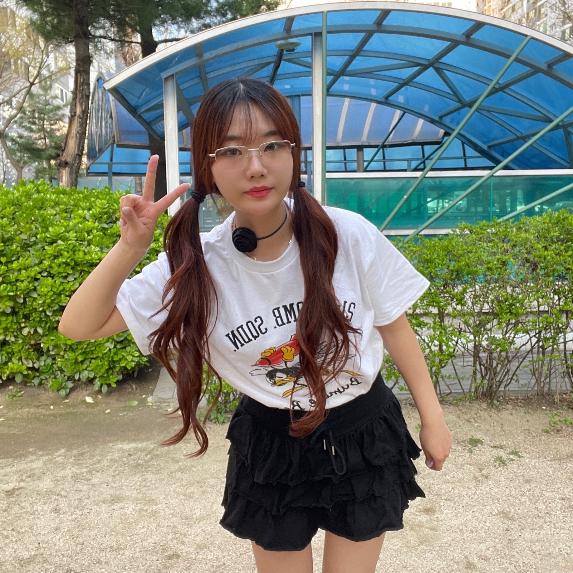 Gildan X 아메리칸 컬렉션 범블비 티셔츠 화이트 착용 스타일 - 4