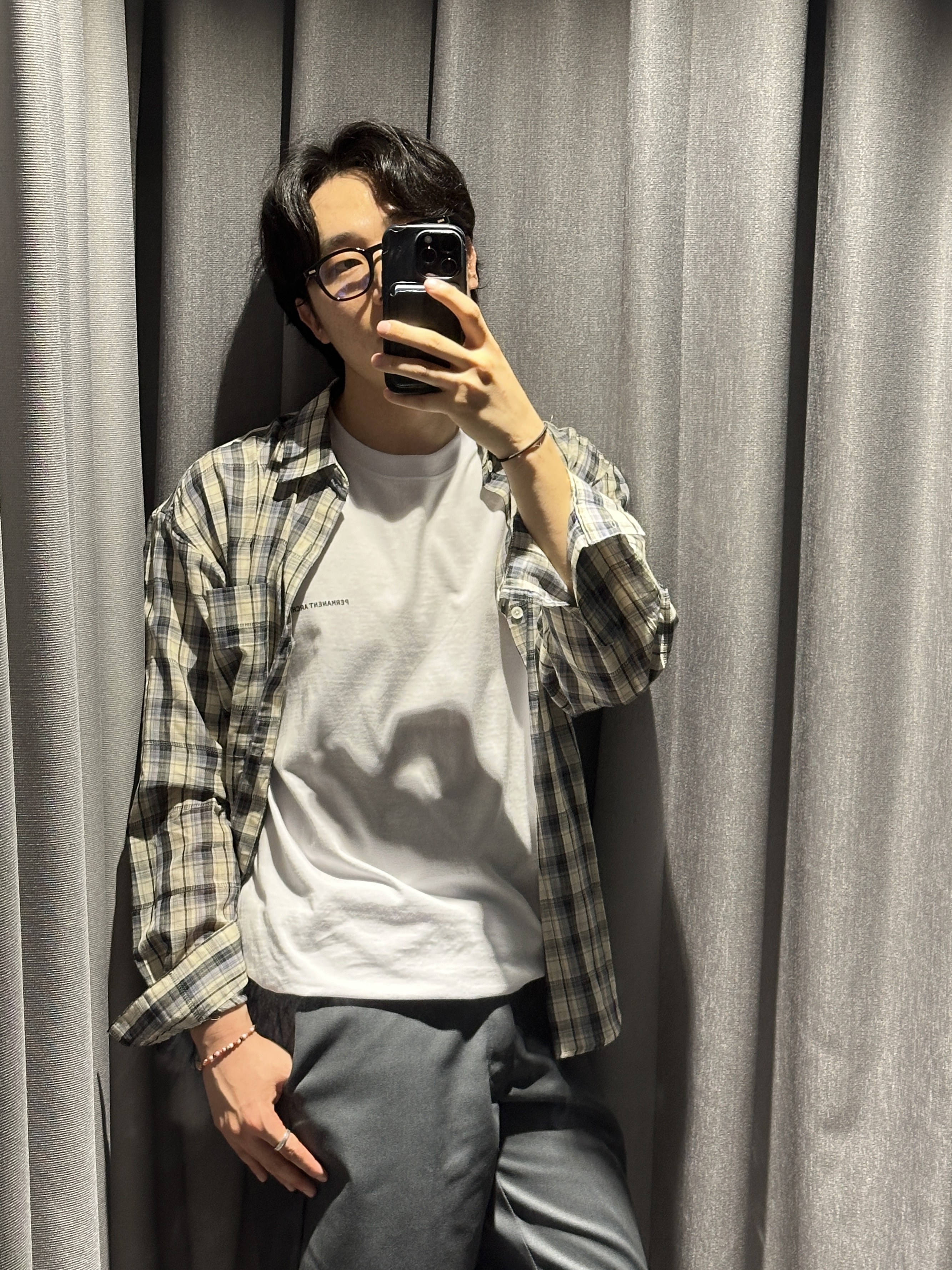 퍼머넌트 아카이브 베이직 로고 티셔츠 화이트, 디키즈 루즈핏 더블니 워크 팬츠 차콜 그레이 착용 스타일