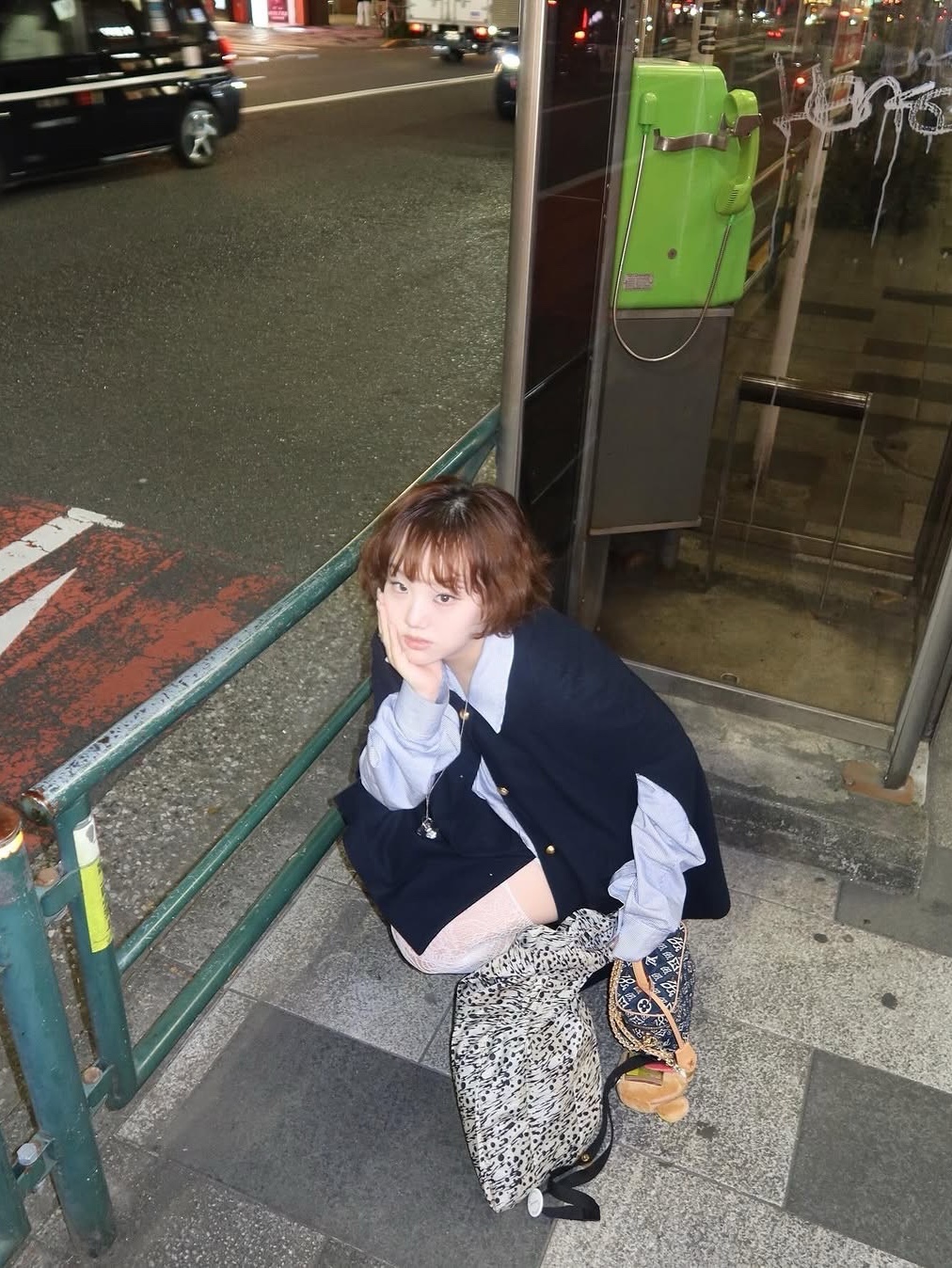파르벵 코티지 울 케이프 네이비 착용 스타일 - 1