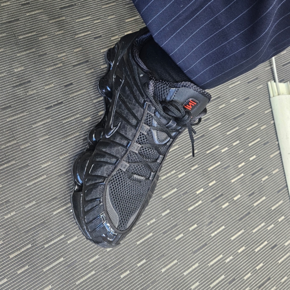 Nike Shox TL Black Metallic Hematite 착용 스타일