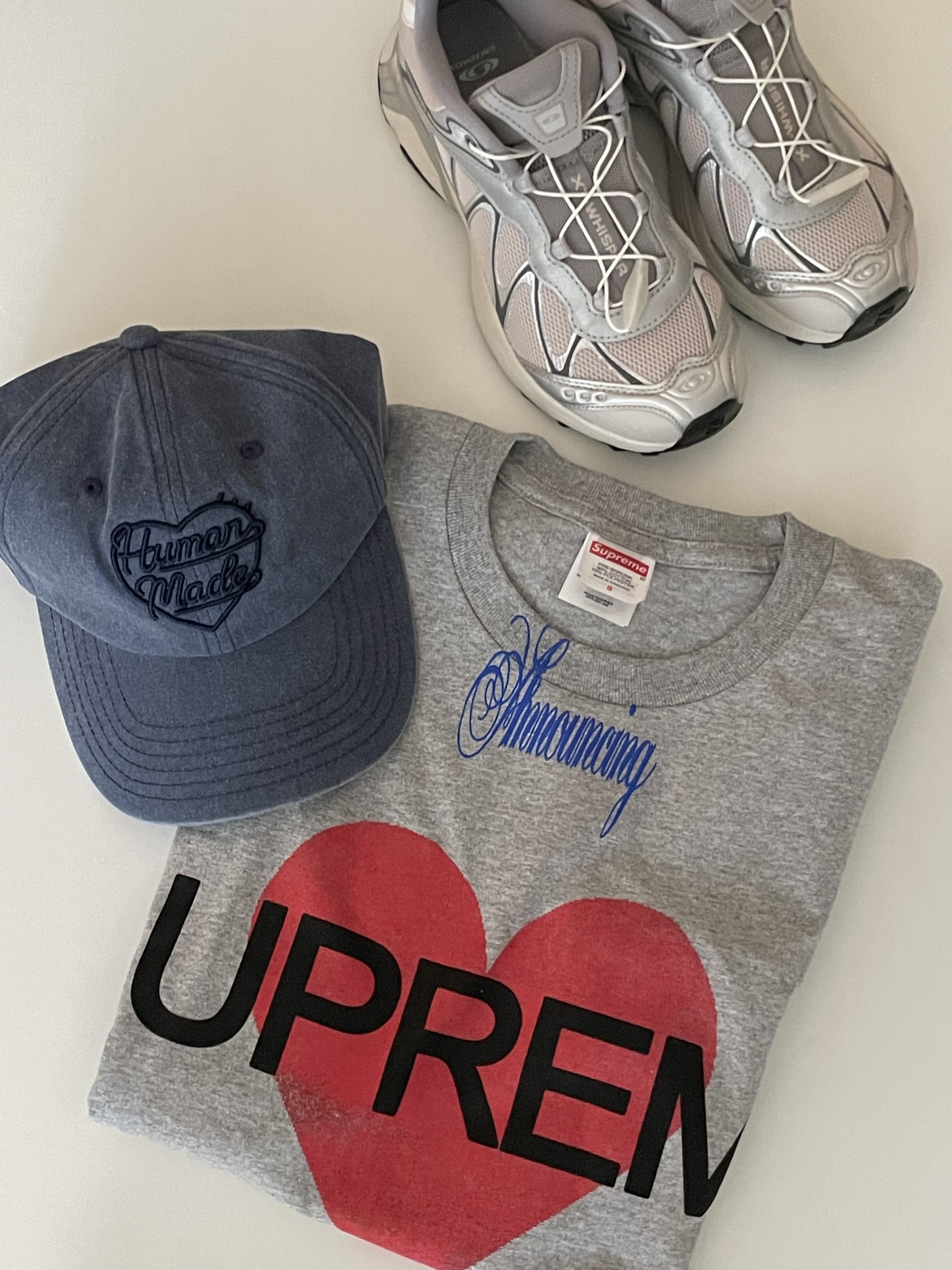 Supreme Announcing T-Shirt Heather Grey - 25SS, Human Made 6 Panel Twill Cap #1 Navy 착용 스타일