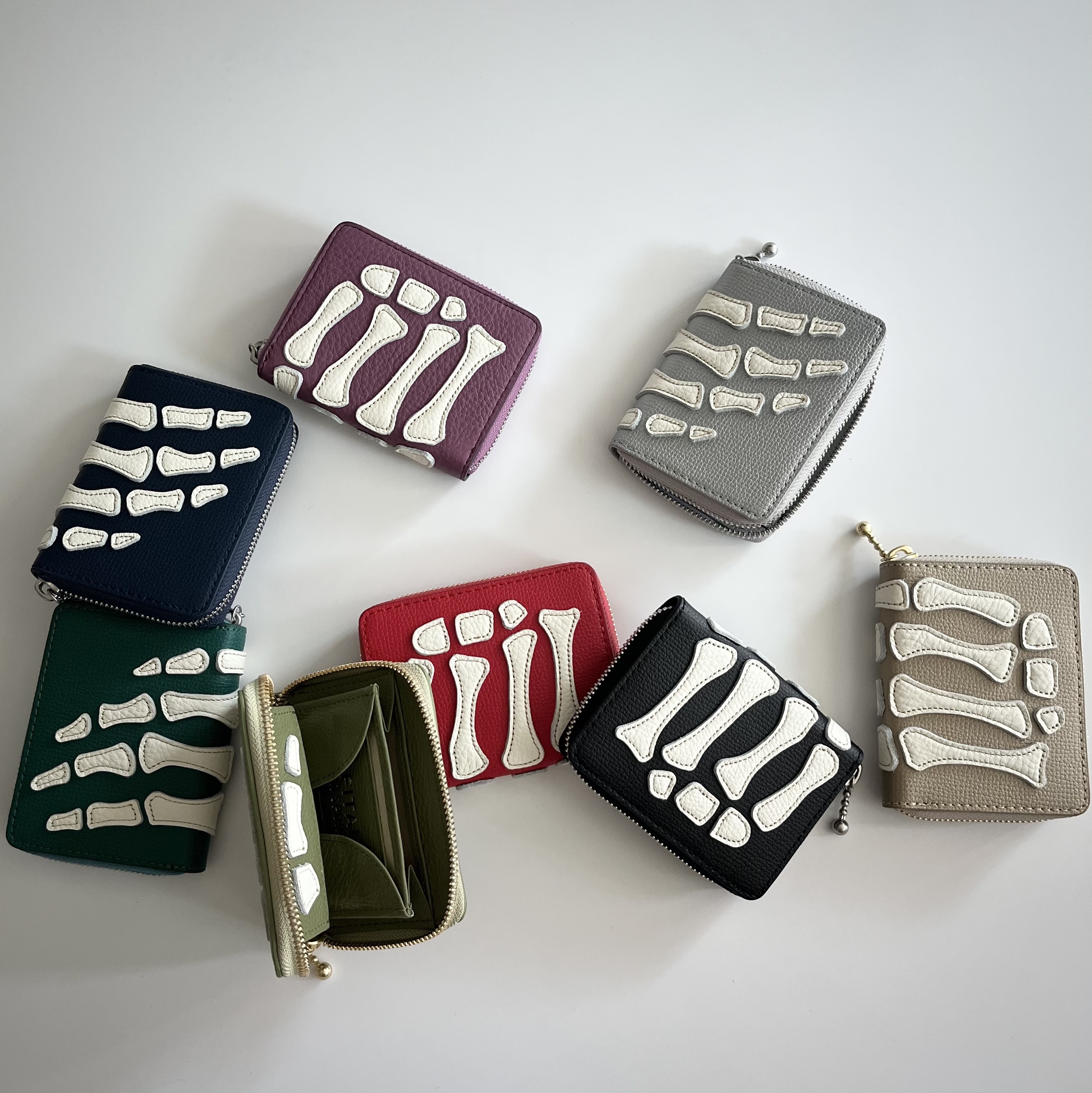 Kapital Thumbs Up Bone Hand Zip Mini Wallet Black, Kapital Thumbs Up Bone Hand Zip Mini Wallet Red 착용 스타일 - 7