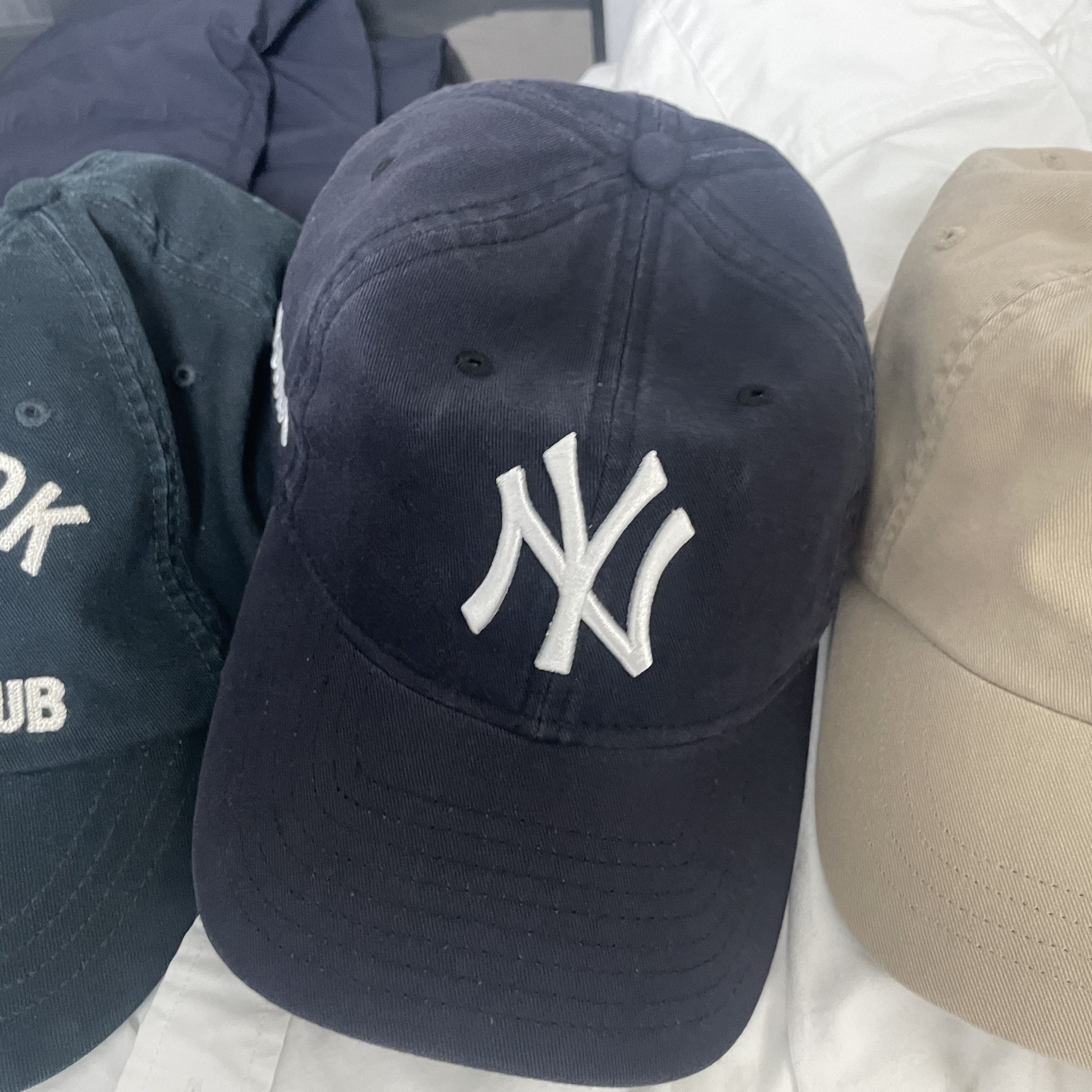 New Era x MoMA New York Yankees Cap Navy 착용 스타일