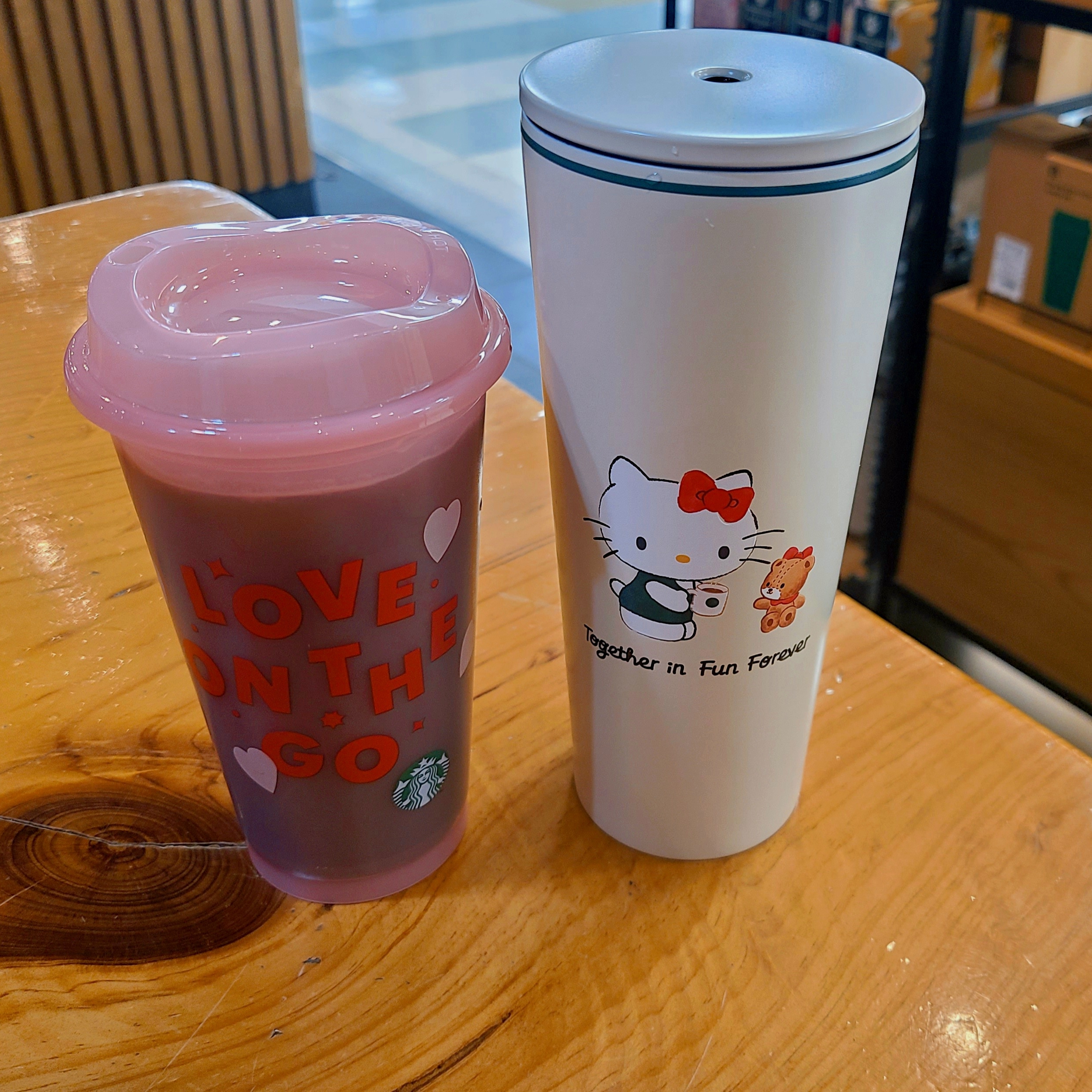 Starbucks x Hello Kitty SS Cold Cup 473ml 착용 스타일 - 2