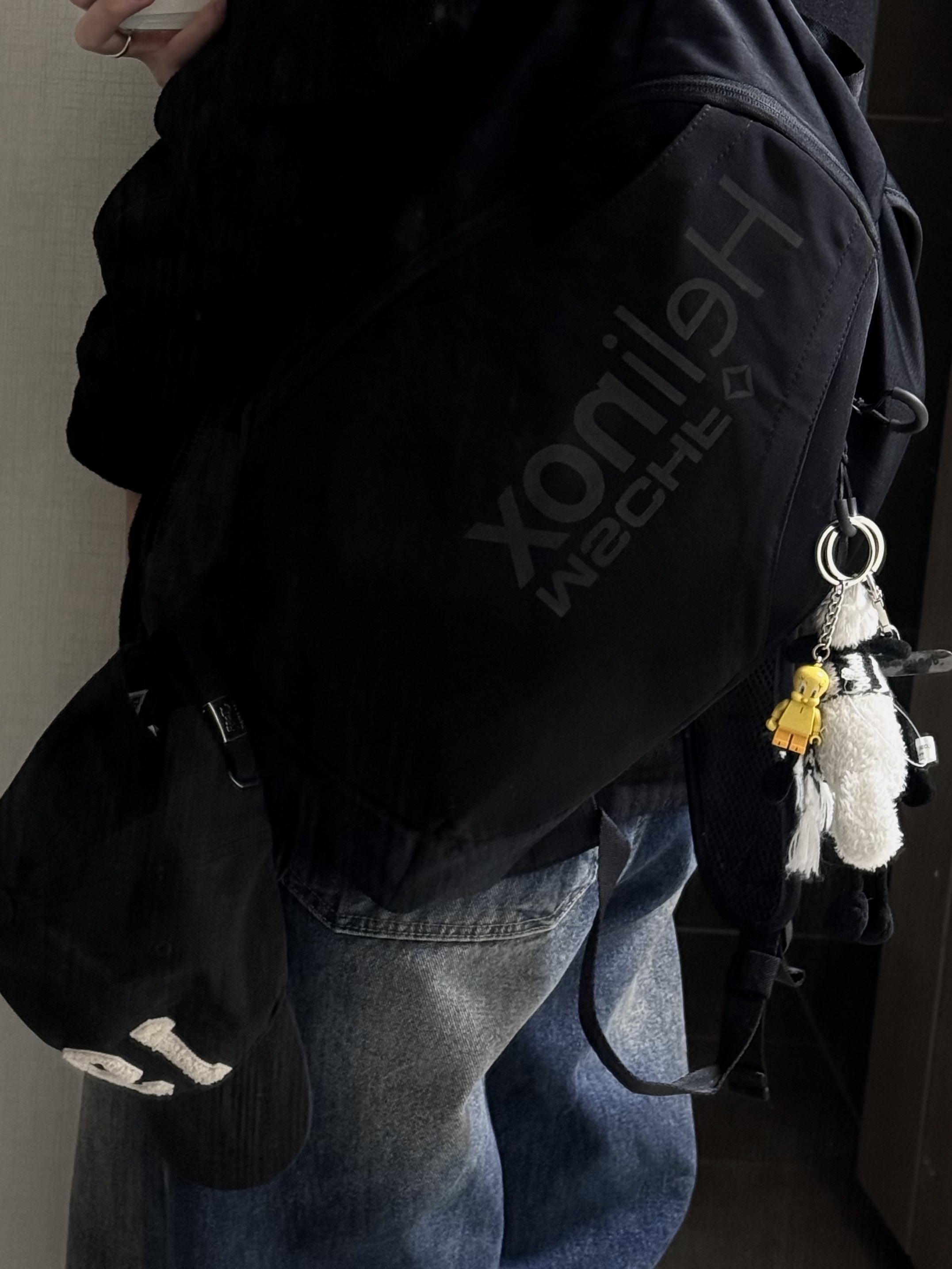 미스치프 x 헬리녹스 백팩 블랙 착용 스타일