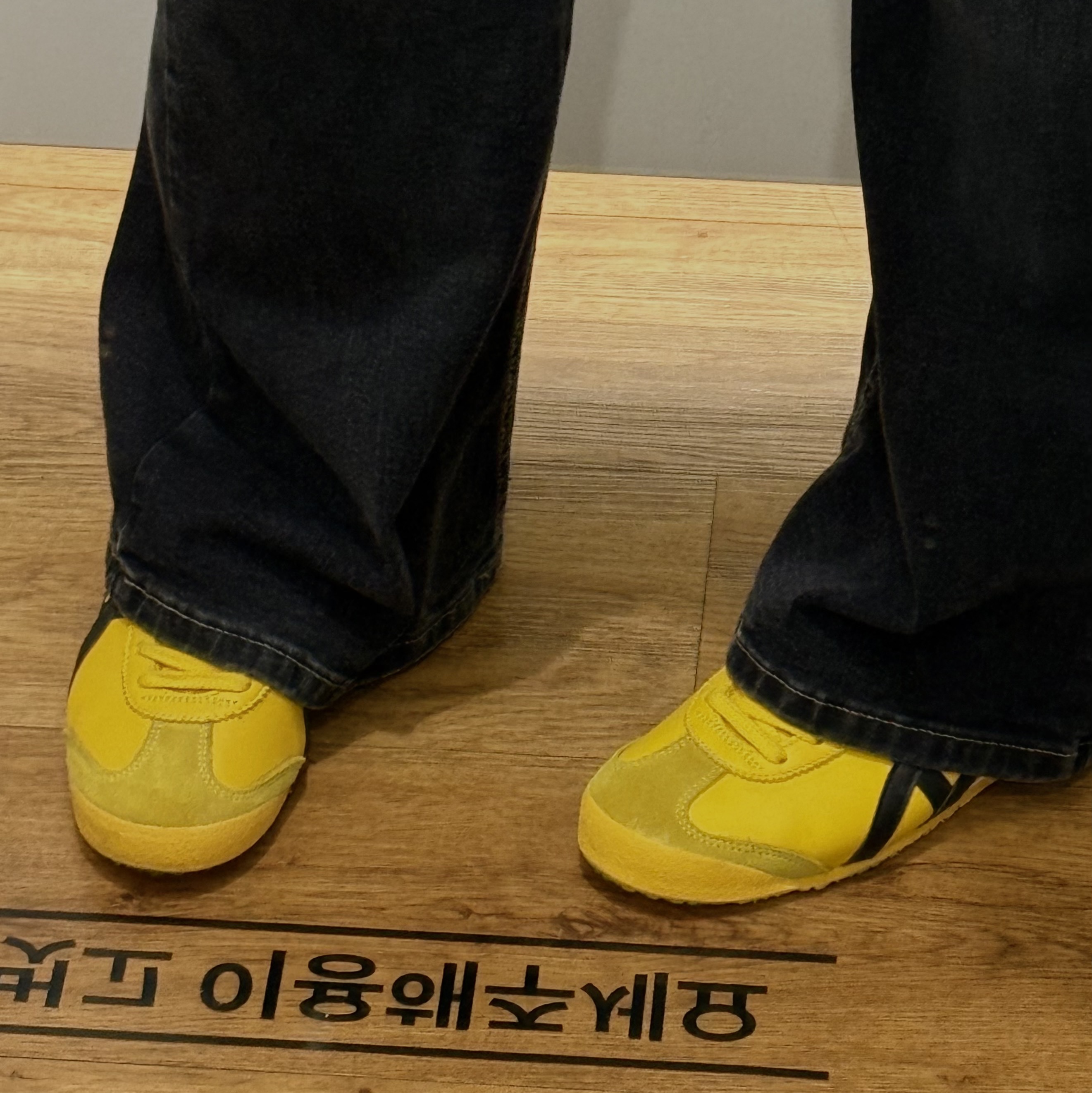 Onitsuka Tiger Mexico 66 Yellow Black 착용 스타일 - 2