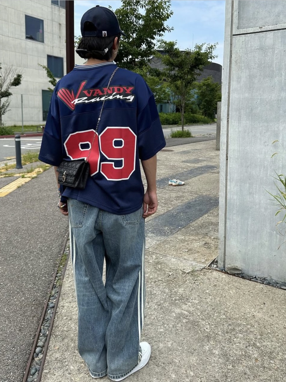 반디 더 핑크 메쉬 티셔츠 블루 착용 스타일