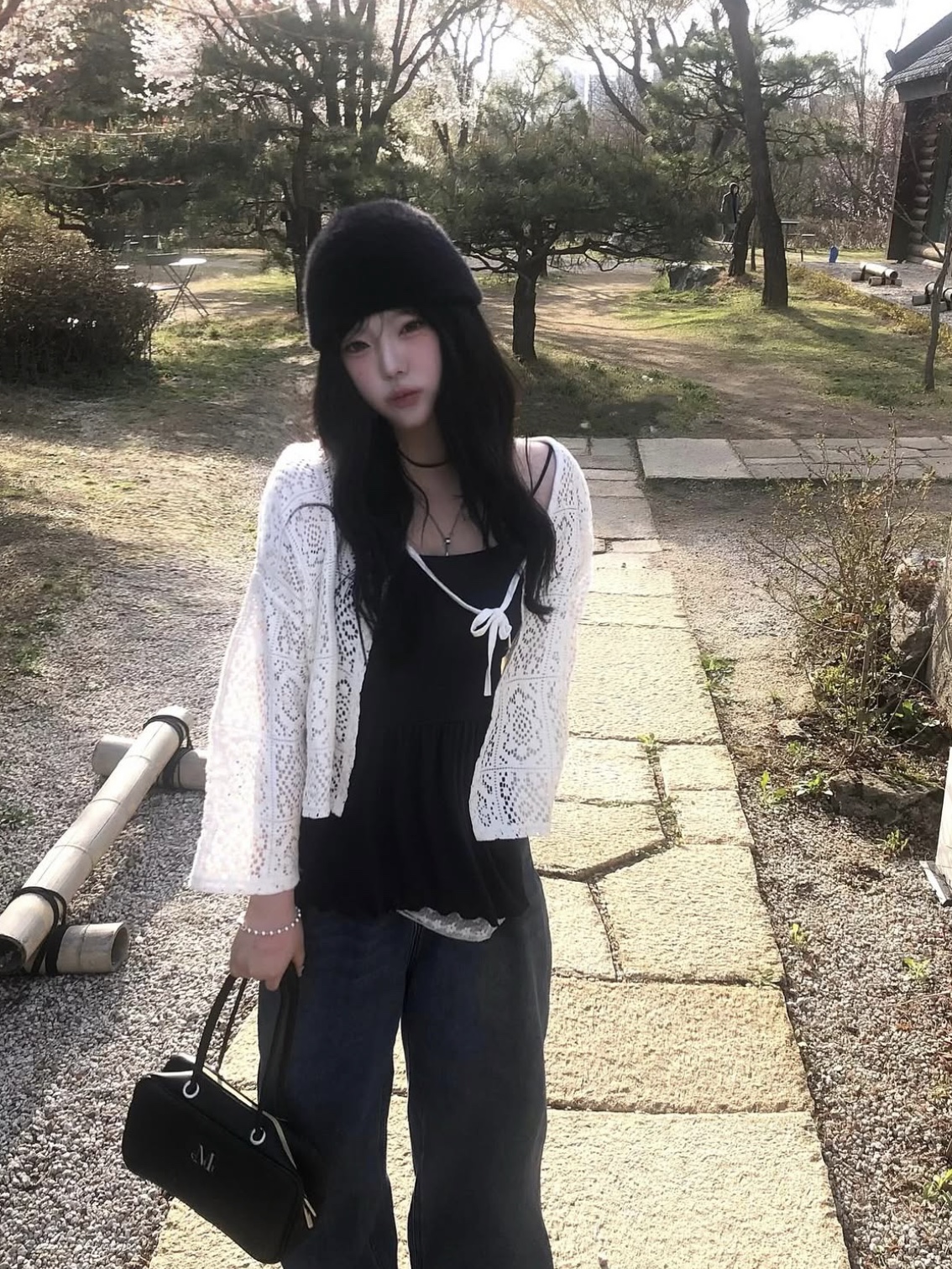 MUCENT Carbu Big Eyelet Leather Mini Bag Black 착용 스타일 - 1