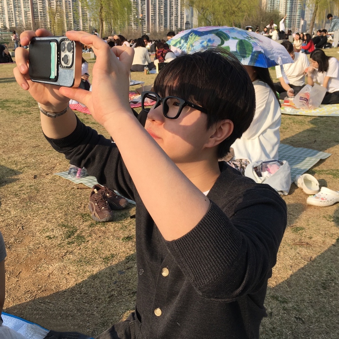 메종 키츠네 폭스 헤드 패치 클래식 가디건 앤트러사이트 멜란지 착용 스타일 - 1
