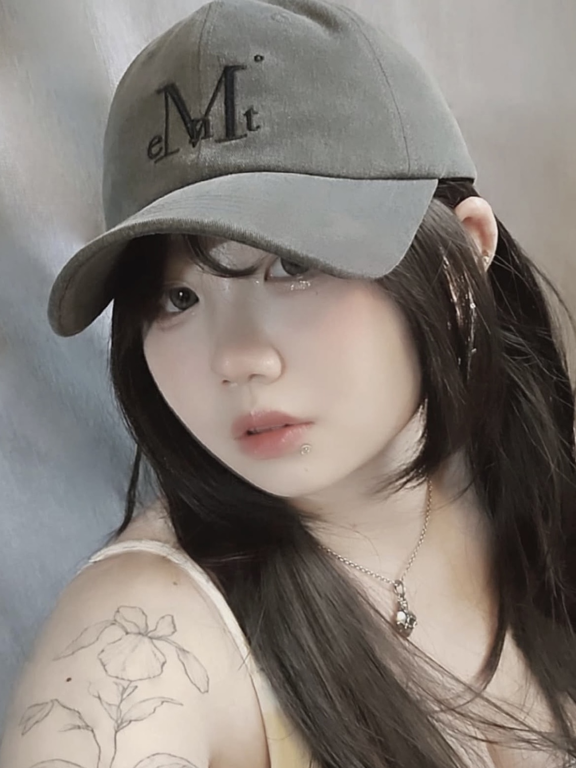 무센트 시그니처 볼캡 다잉 그레이 데님 착용 스타일 - 3