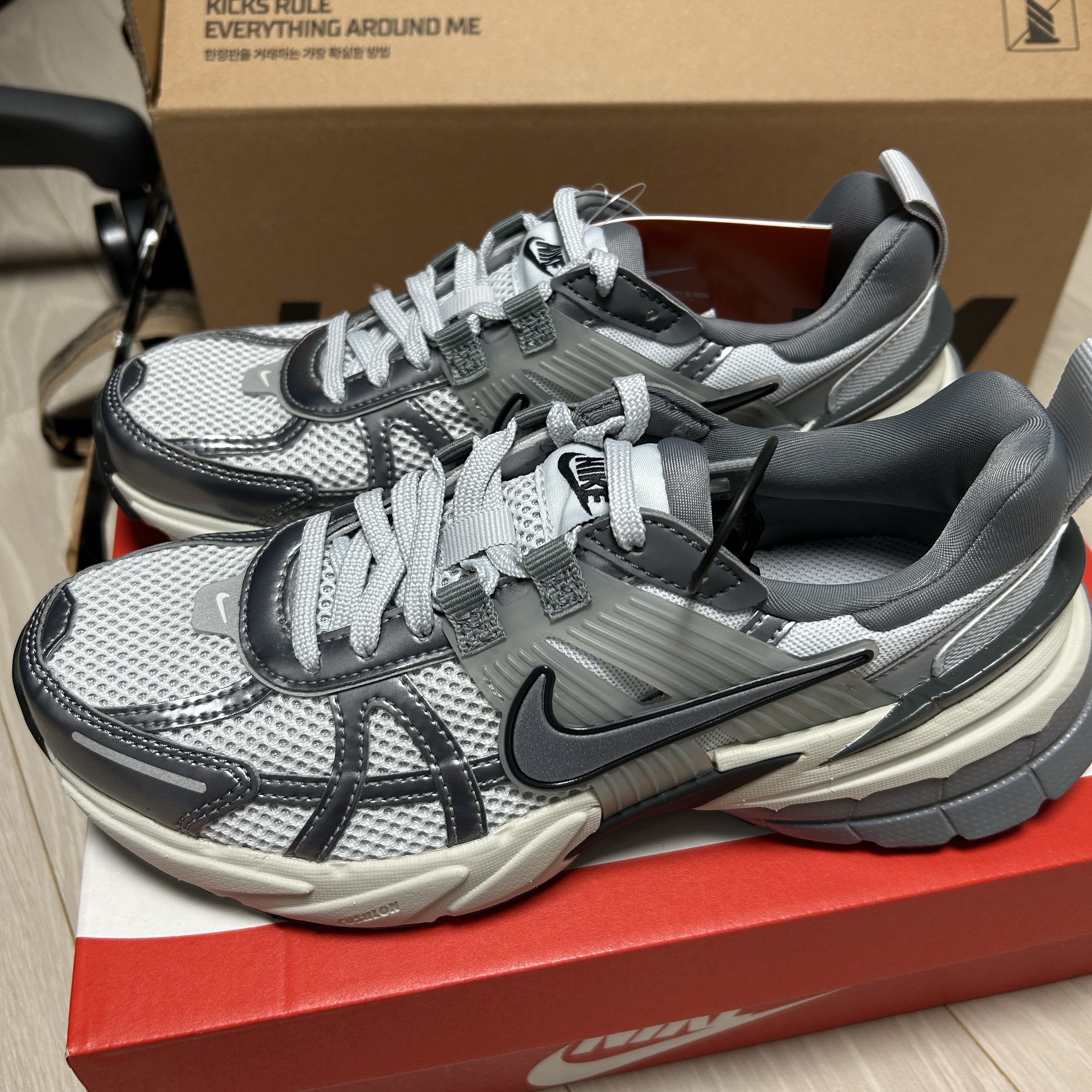 Nike V2K Run Pure Platinum Wolf Grey 착용 스타일