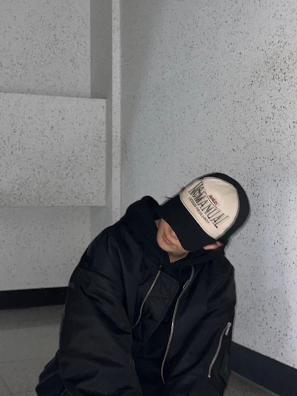 노매뉴얼 2C 트러커 볼캡 블랙 착용 스타일 - 1