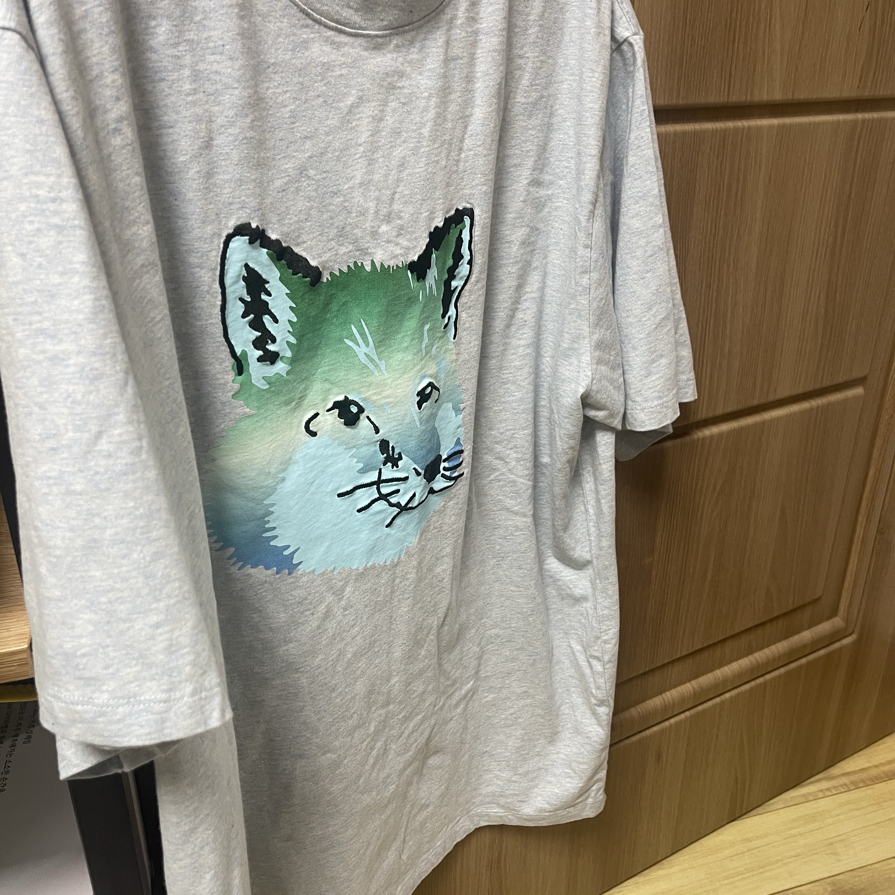 메종 키츠네 바이브런트 폭스헤드 이지 티셔츠 블루 헤이즈 멜란지 착용 스타일