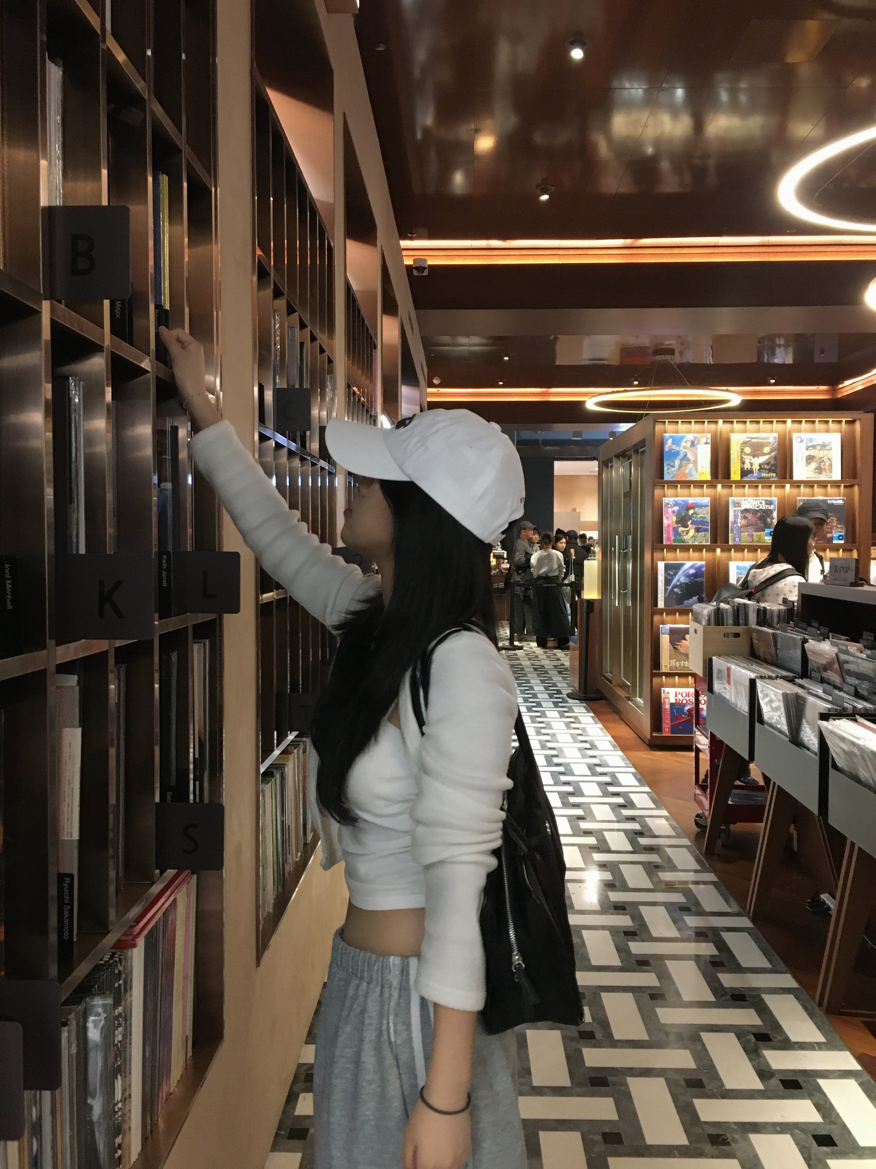 Emis New Logo Emis Cap White, [예약배송] Heeari Aurora Shirring Bag Black 착용 스타일 - 3