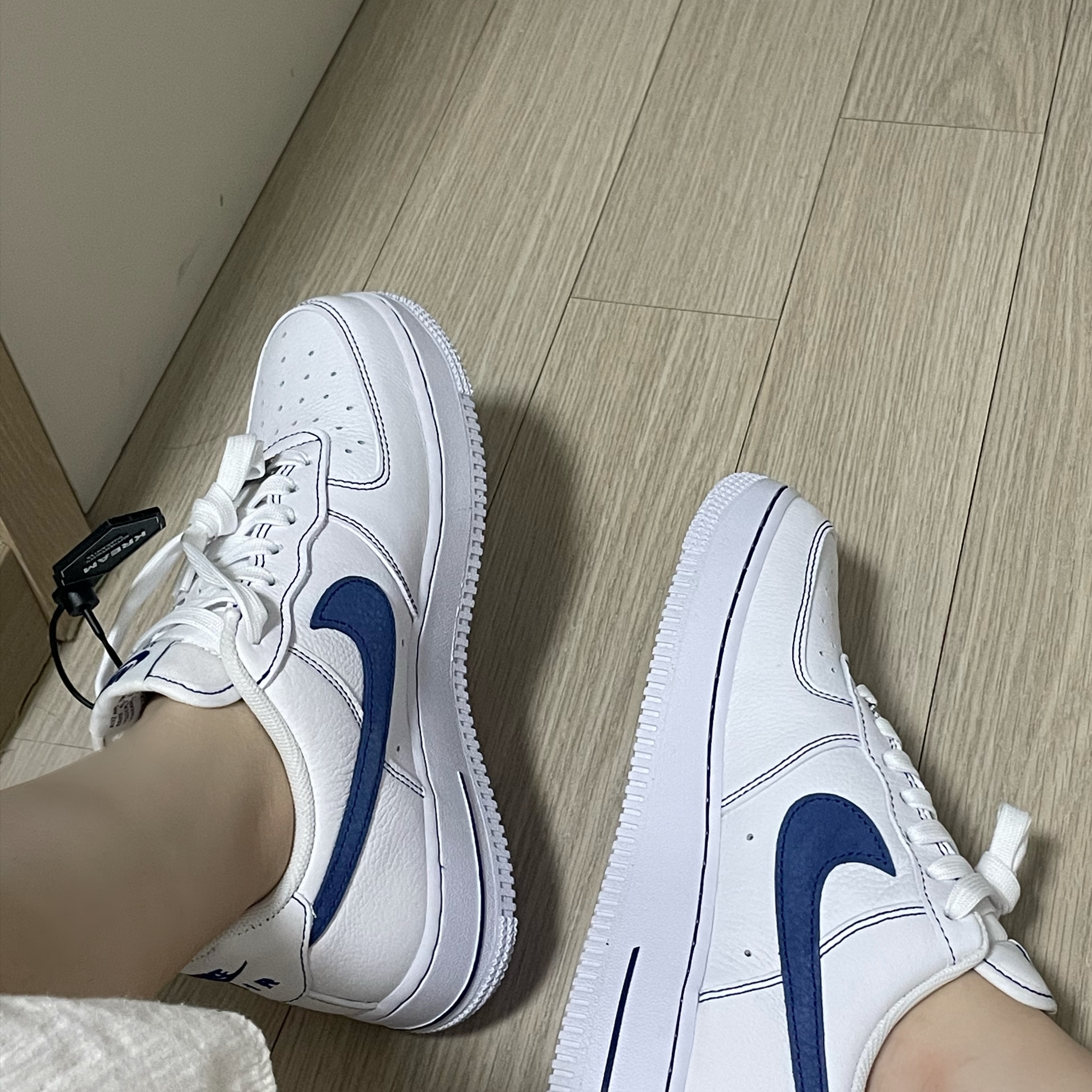 Nike Air Force 1 '07 LV8 White Deep Royal Blue 착용 스타일
