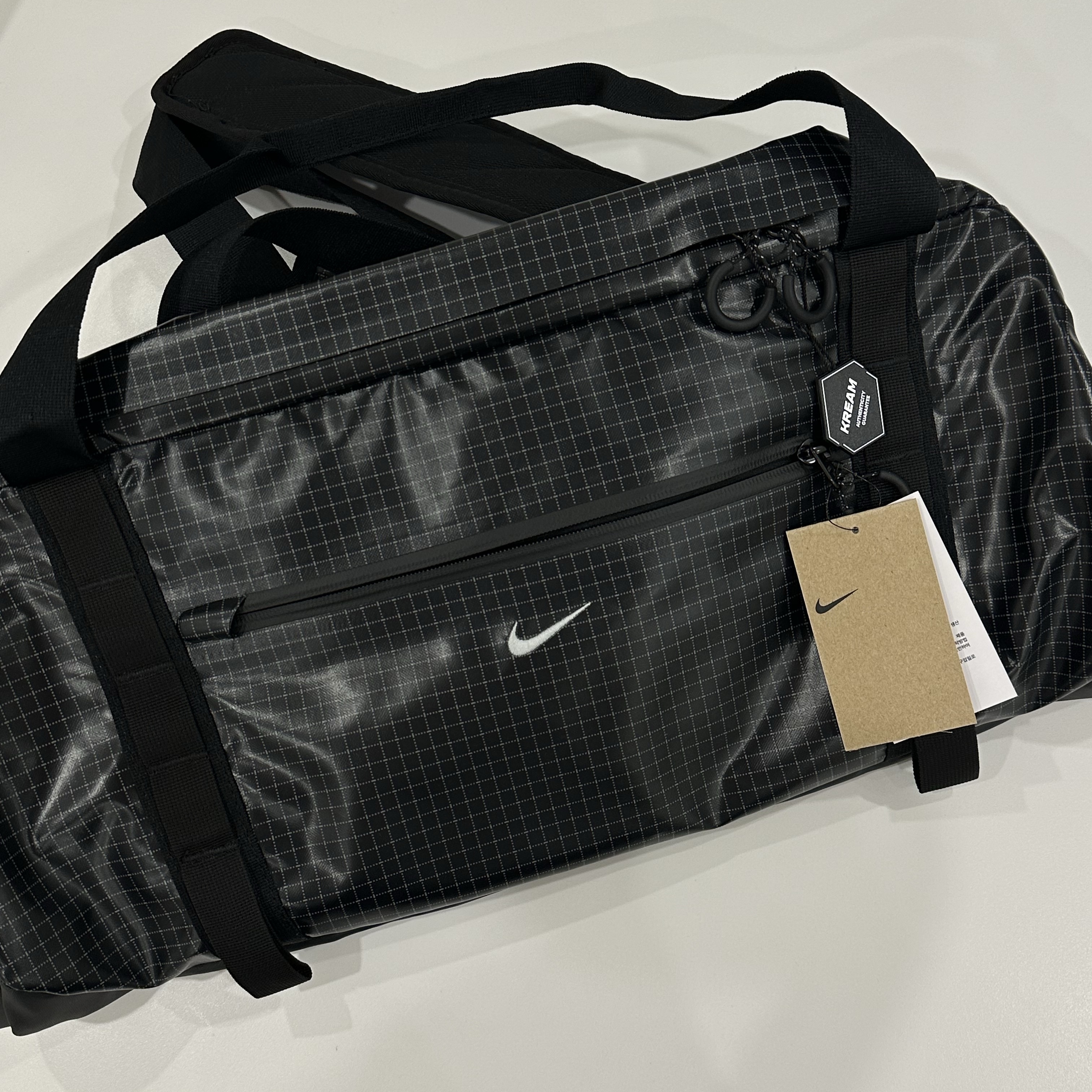 Nike Hike Duffel Bag 50L Black Light Smoke Grey 착용 스타일 - 1