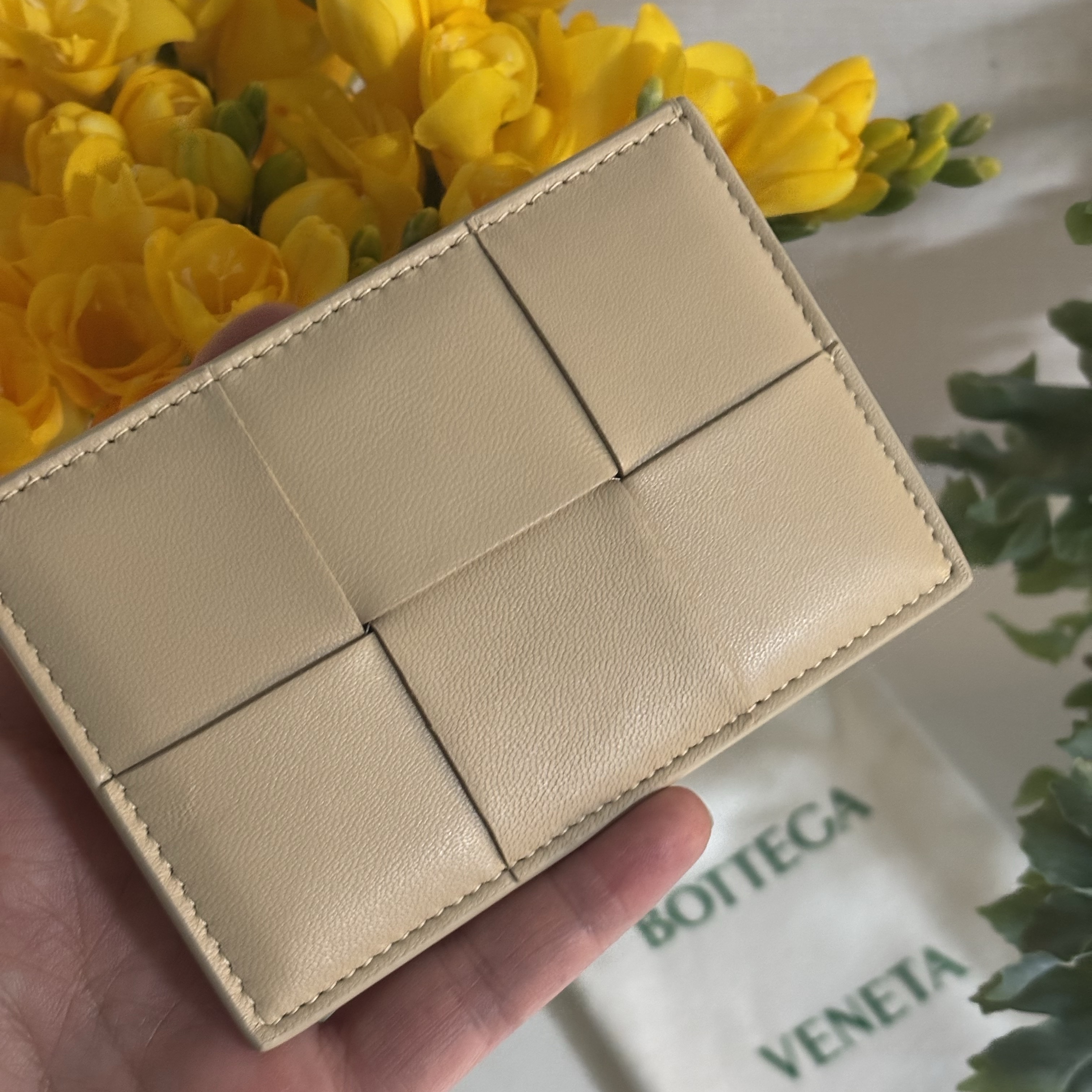 Bottega Veneta Credit Card Case Lambskin & Calfskin Porridge 착용 스타일 - 1