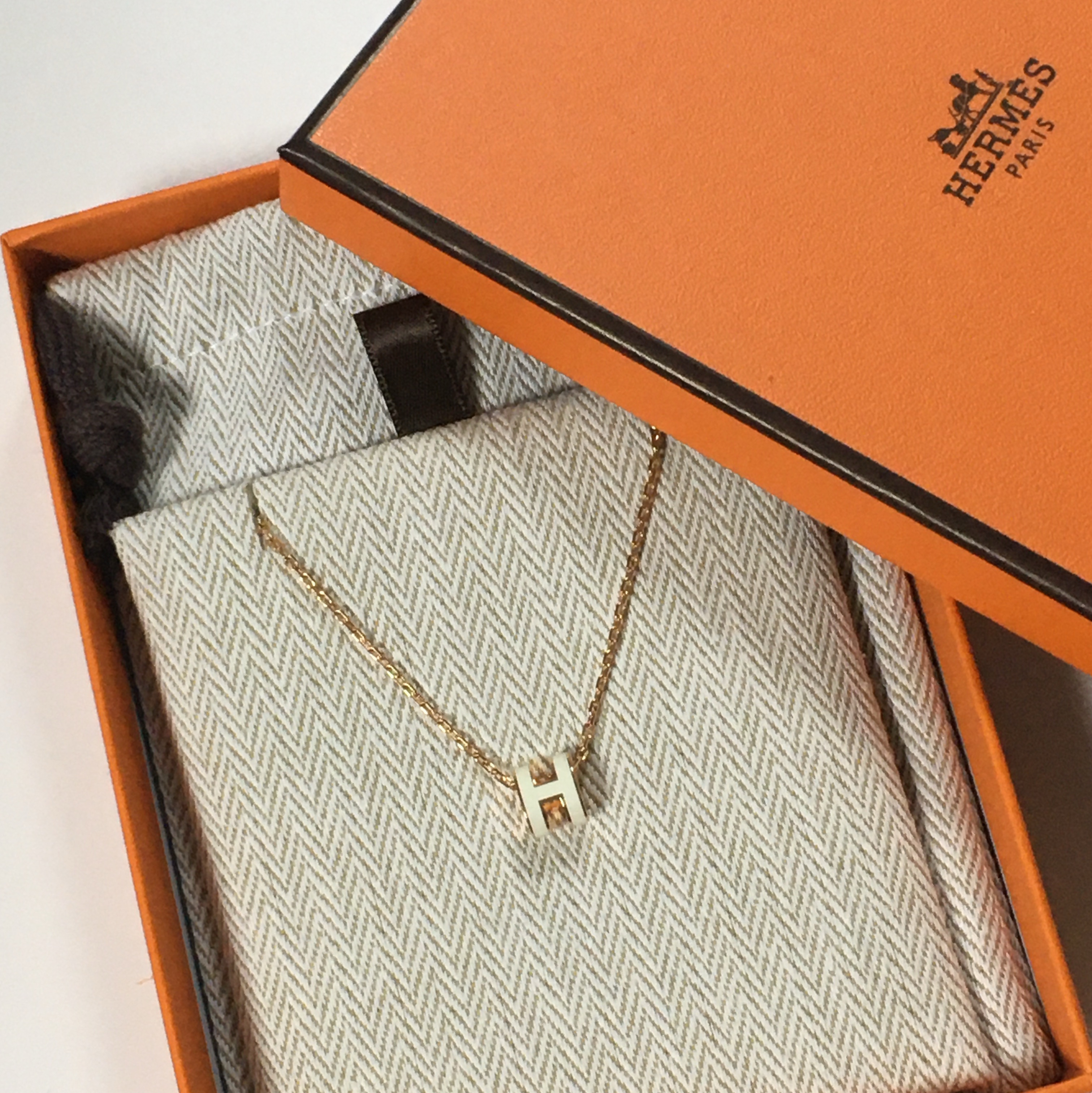 (W) Hermes Mini Pop H Pendant Rose Gold & Blanc 착용 스타일