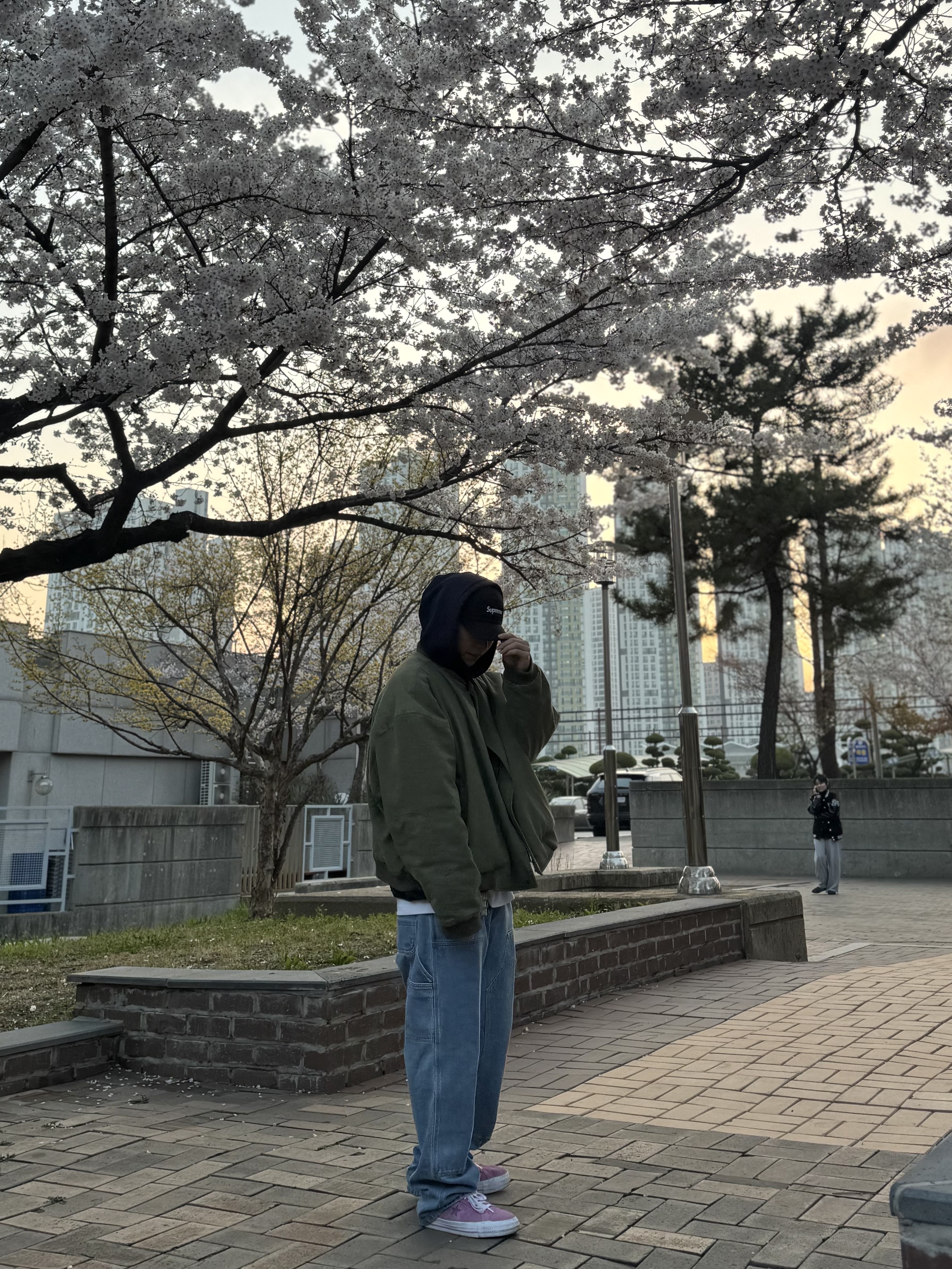 논노드 서퍼 다이 서지 봄버 자켓 빈티지 카키, 칼하트 WIP 스미스 데님 더블 니 팬츠 블루 스톤 블리치드 착용 스타일 - 3