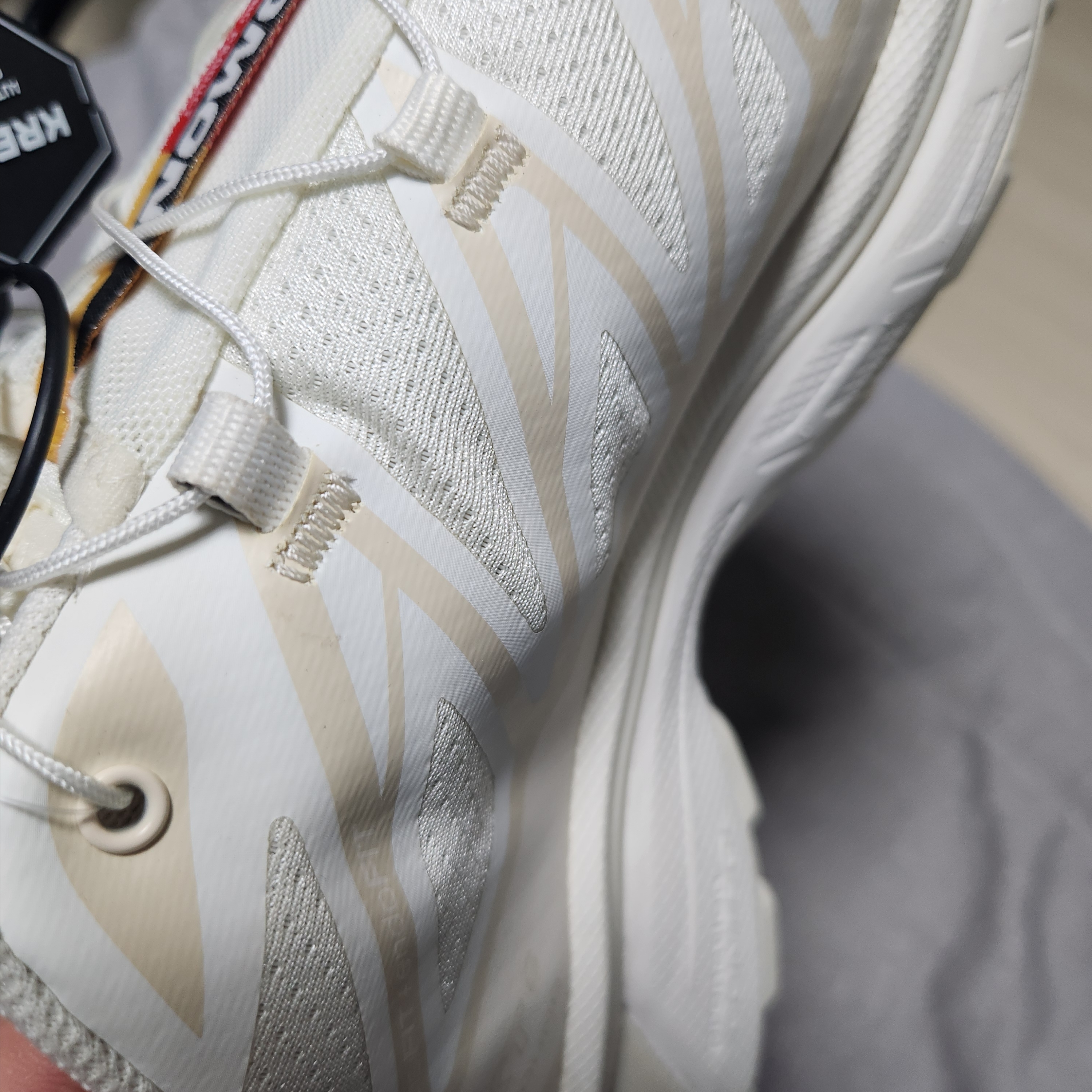 Salomon XT-6 Vanilla Ice Almond Milk 착용 스타일 - 4