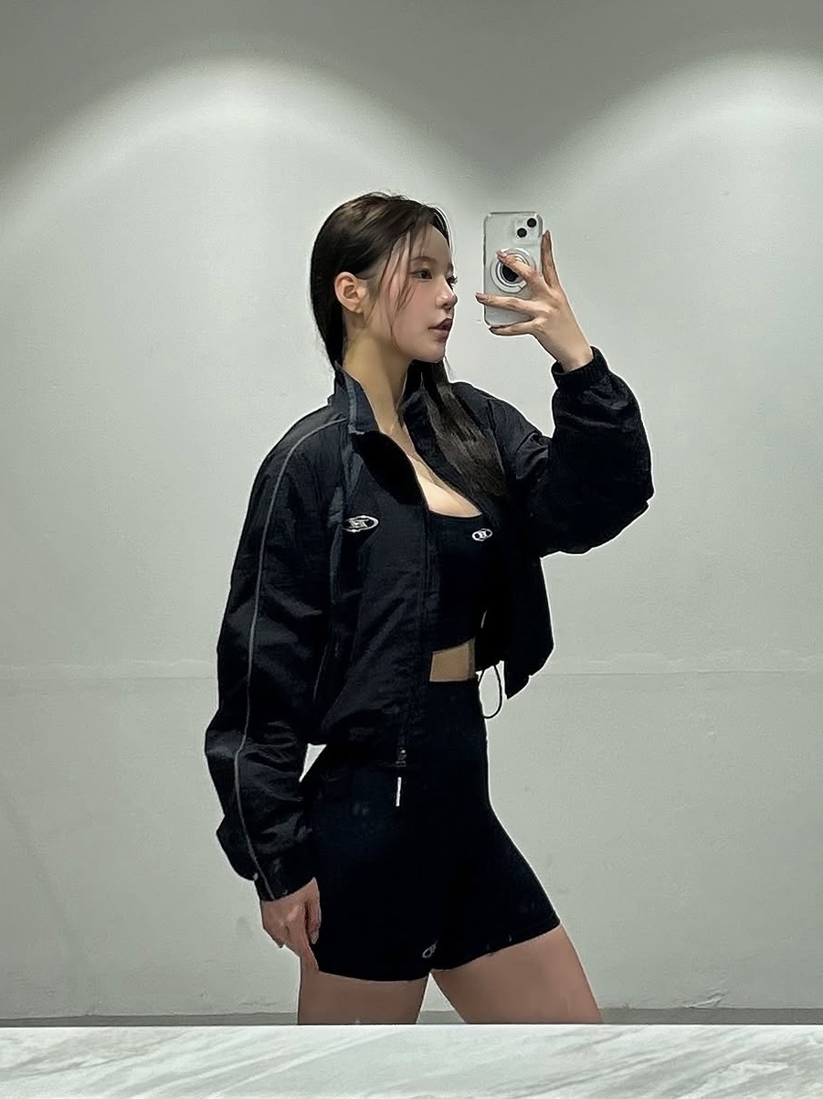 BORN TO WIN W Nylon Block Jacket Black 착용 스타일 - 2