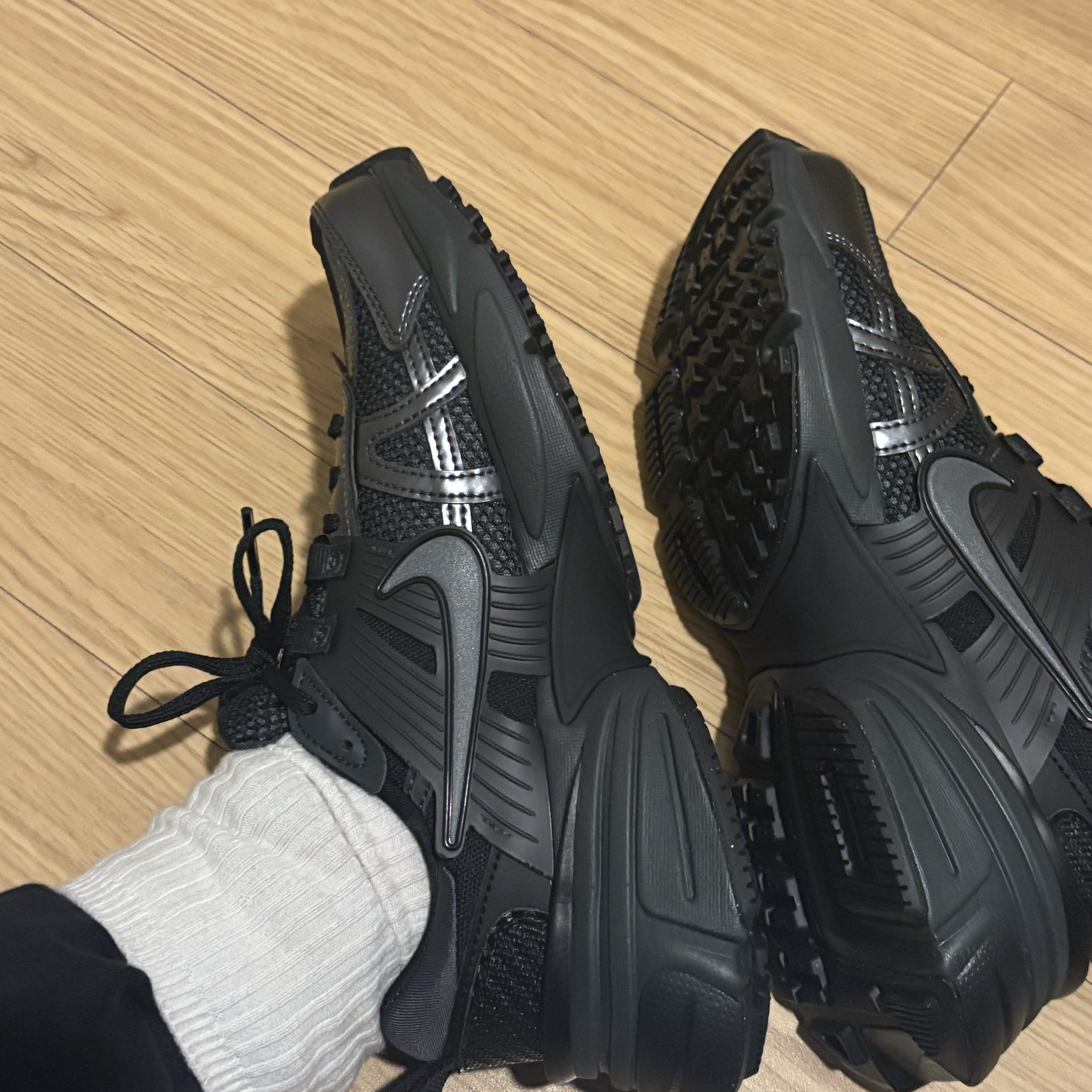 나이키 V2K 런 블랙 앤트러사이트 착용 스타일