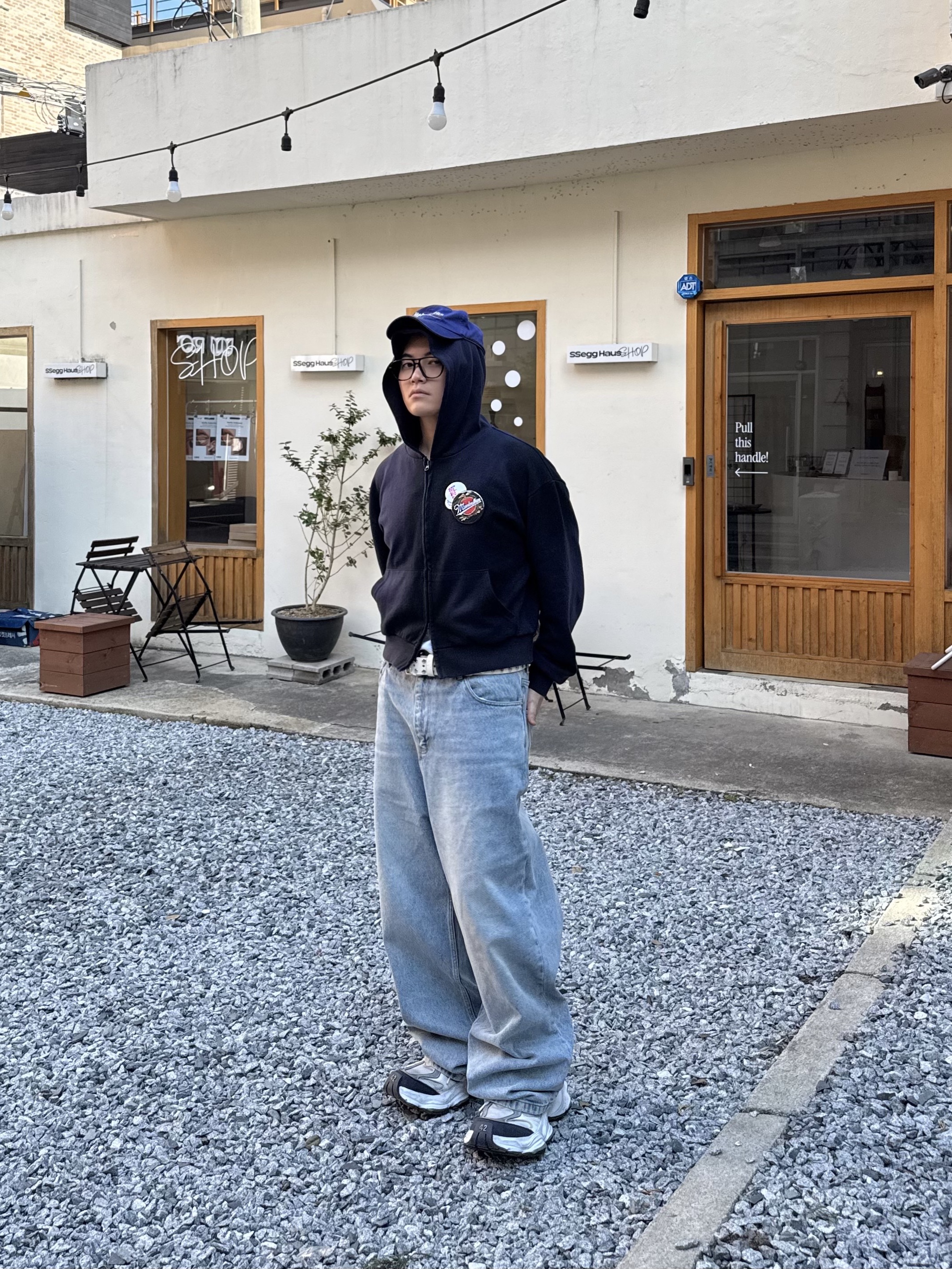 NOD Wide Baggy Denim pants Light blue, Balenciaga Cargo Sneakers White Grey 착용 스타일 - 1