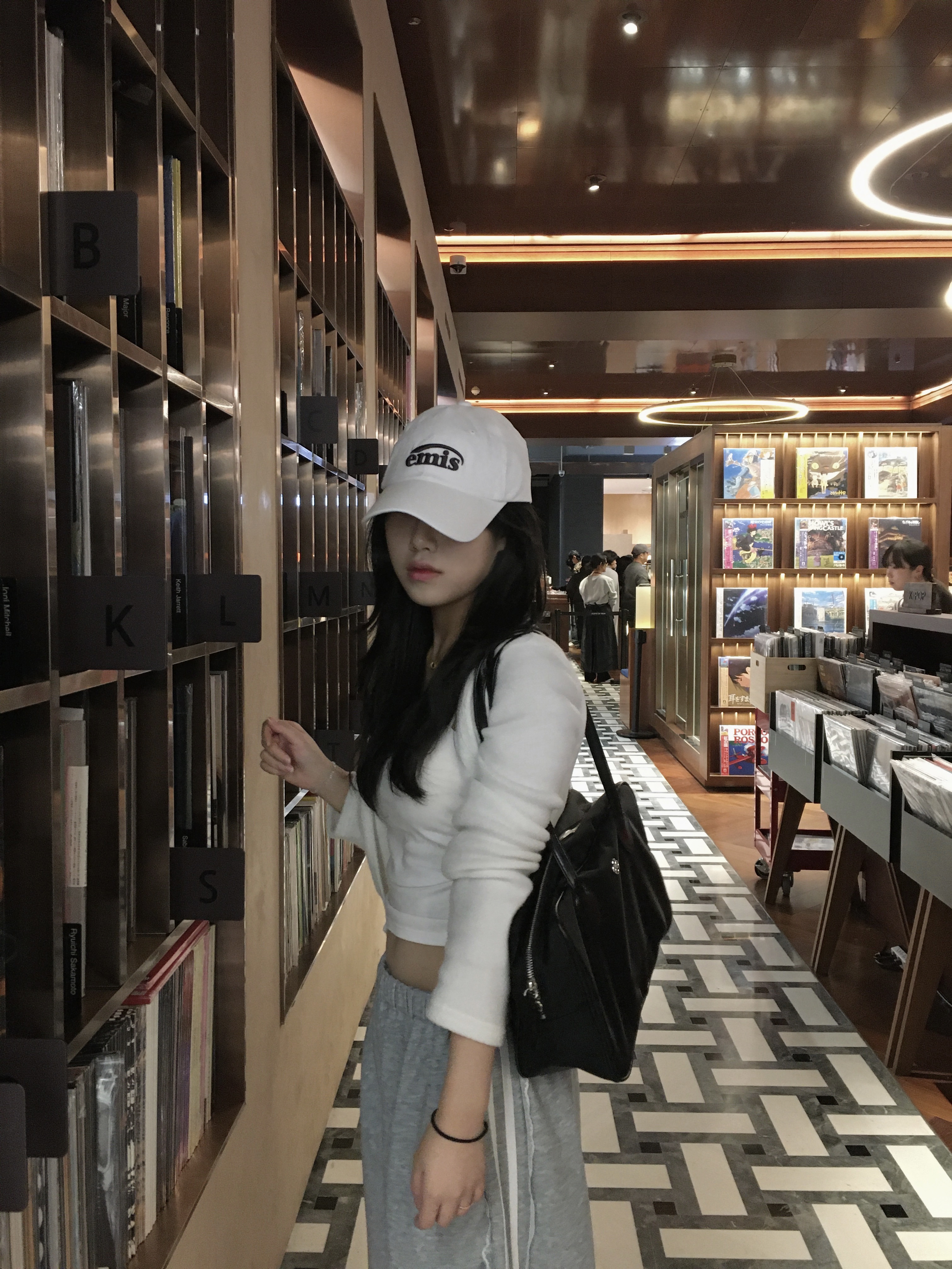 Emis New Logo Emis Cap White, [예약배송] Heeari Aurora Shirring Bag Black 착용 스타일 - 2