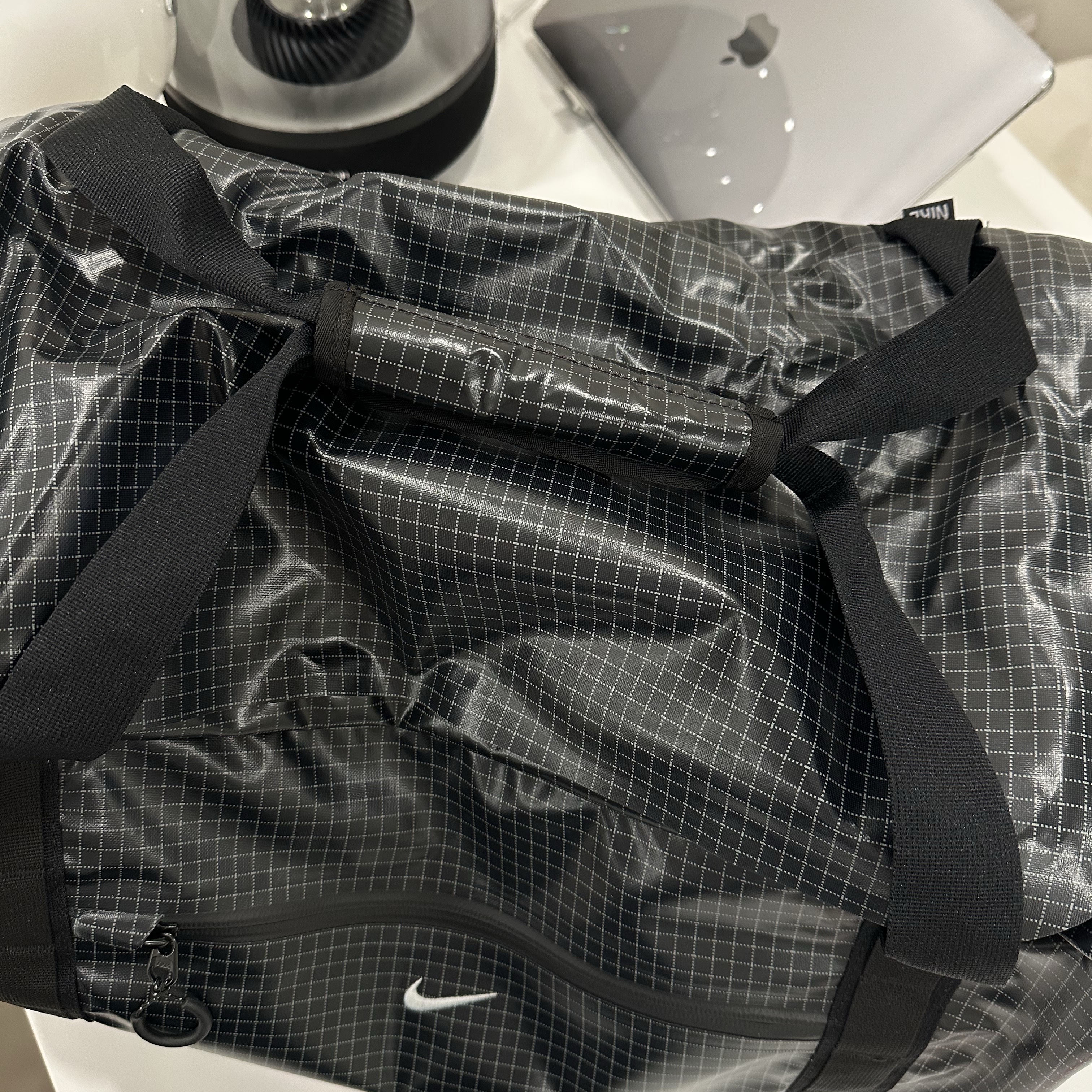 Nike Hike Duffel Bag 50L Black Light Smoke Grey 착용 스타일 - 2