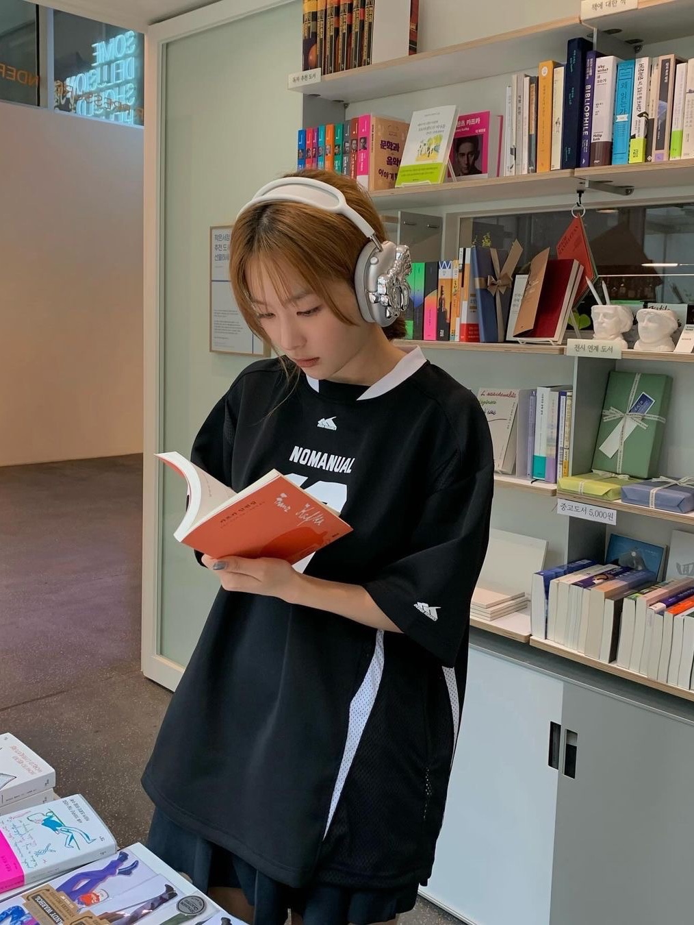 노메뉴얼 17 메쉬 블락 풋볼 저지 블랙, 애플 에어팟 맥스 라이트닝 실버 (국내 정식 발매 제품) 착용 스타일 - 5