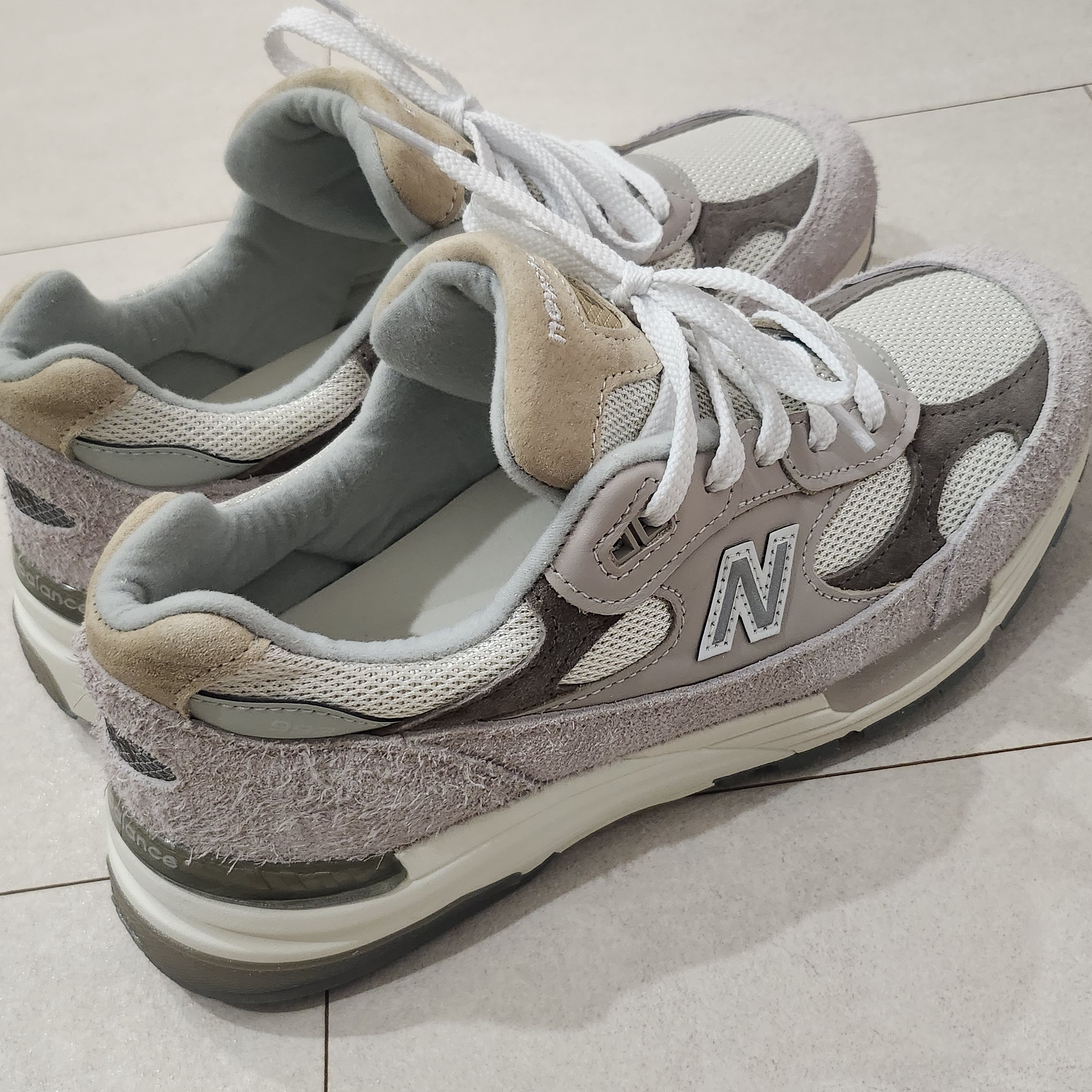 New Balance 992 Made in USA Moonrock Mushroom 착용 스타일 - 1