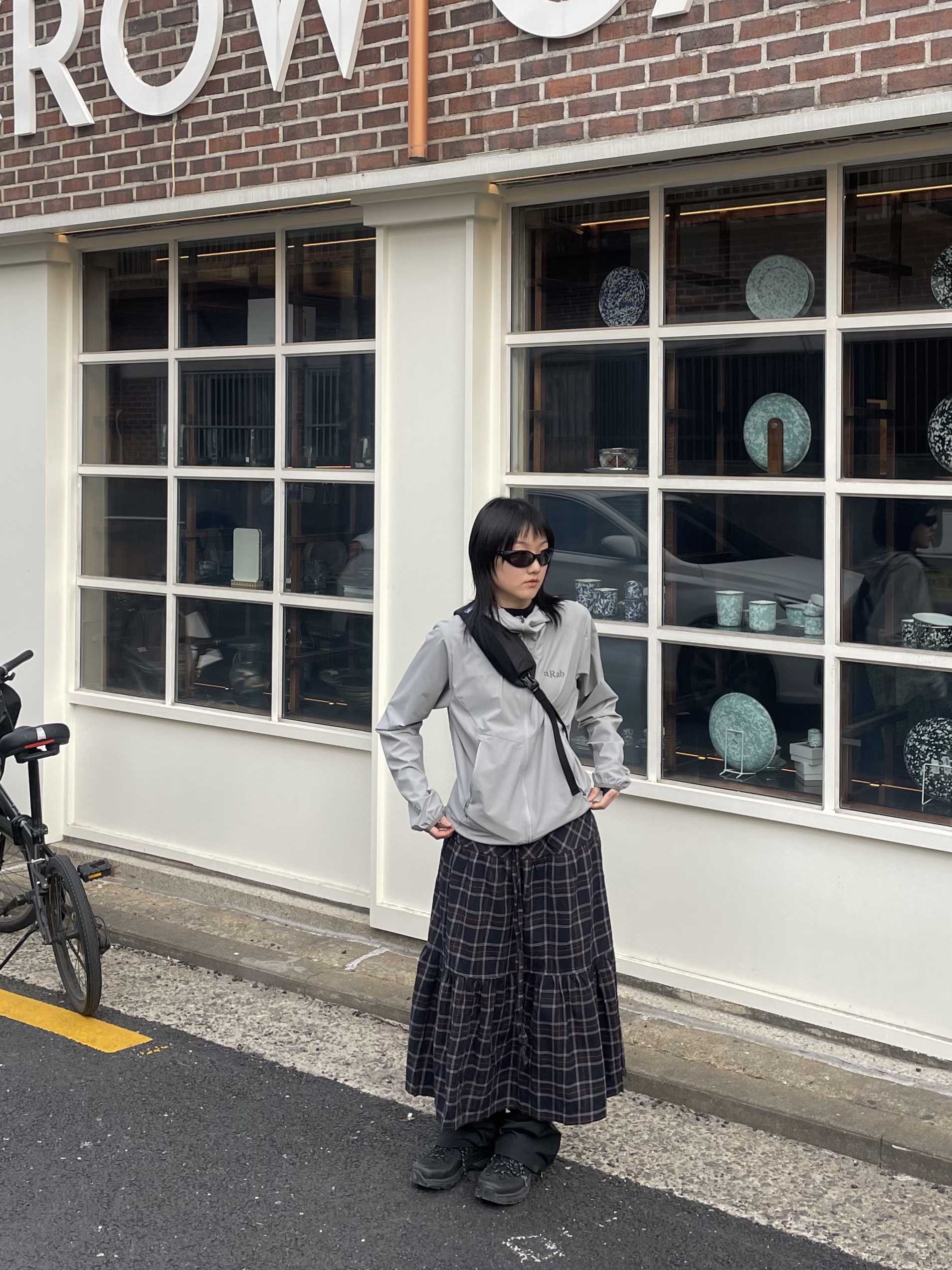 Rab Borealis Hoody Jacket Light Zinc, Oakley Eye Jacket Redux Matte Black Frame Prizm Grey Lenses High Bridge Fit 착용 스타일 - 2