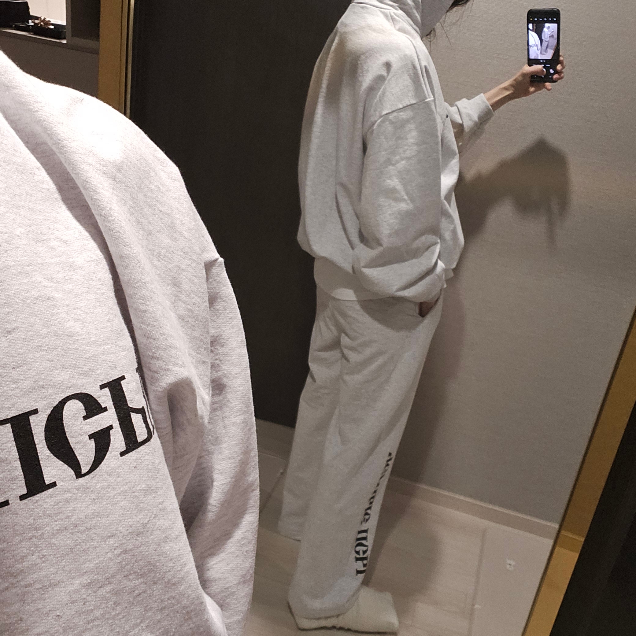 이지 x 고샤 루브친스키 YZY 블랙 독스 후드 헤더 그레이, 이지 x 고샤 루브친스키 YZY 블랙 독스 조거 헤더 그레이 착용 스타일 - 1