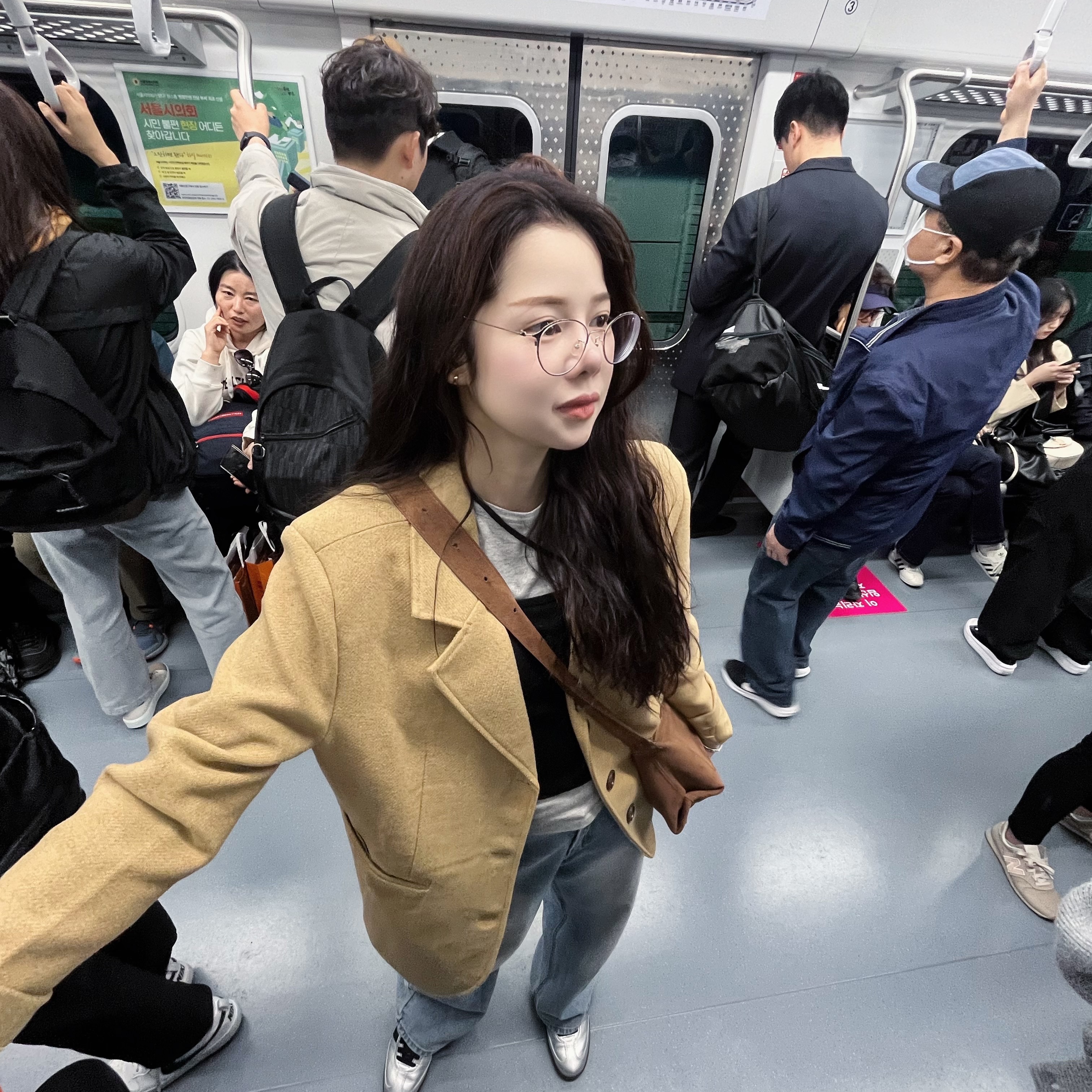 (W) 아디다스 삼바 OG 실버 메탈릭 코어 블랙 검 착용 스타일 - 1