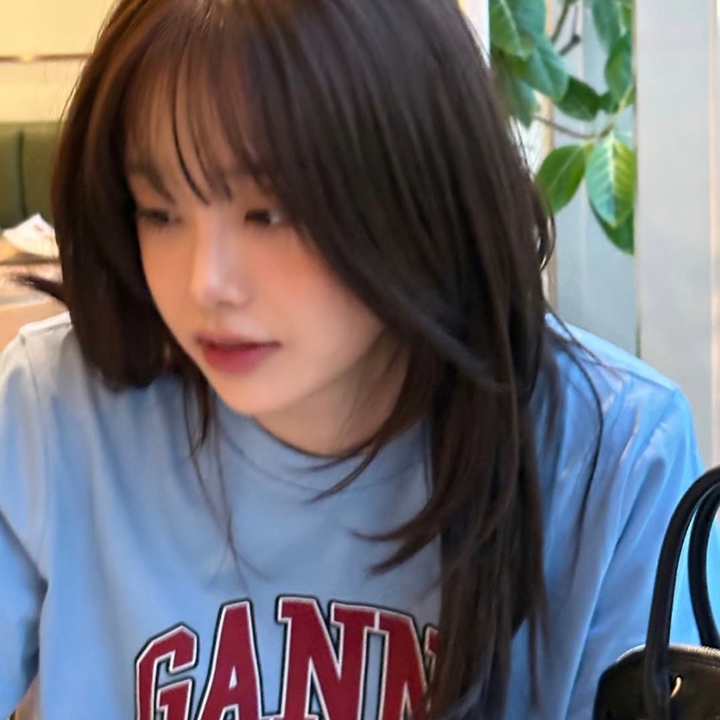 (W) 가니 로고 그래픽 코튼 티셔츠 스카이블루 착용 스타일 - 2