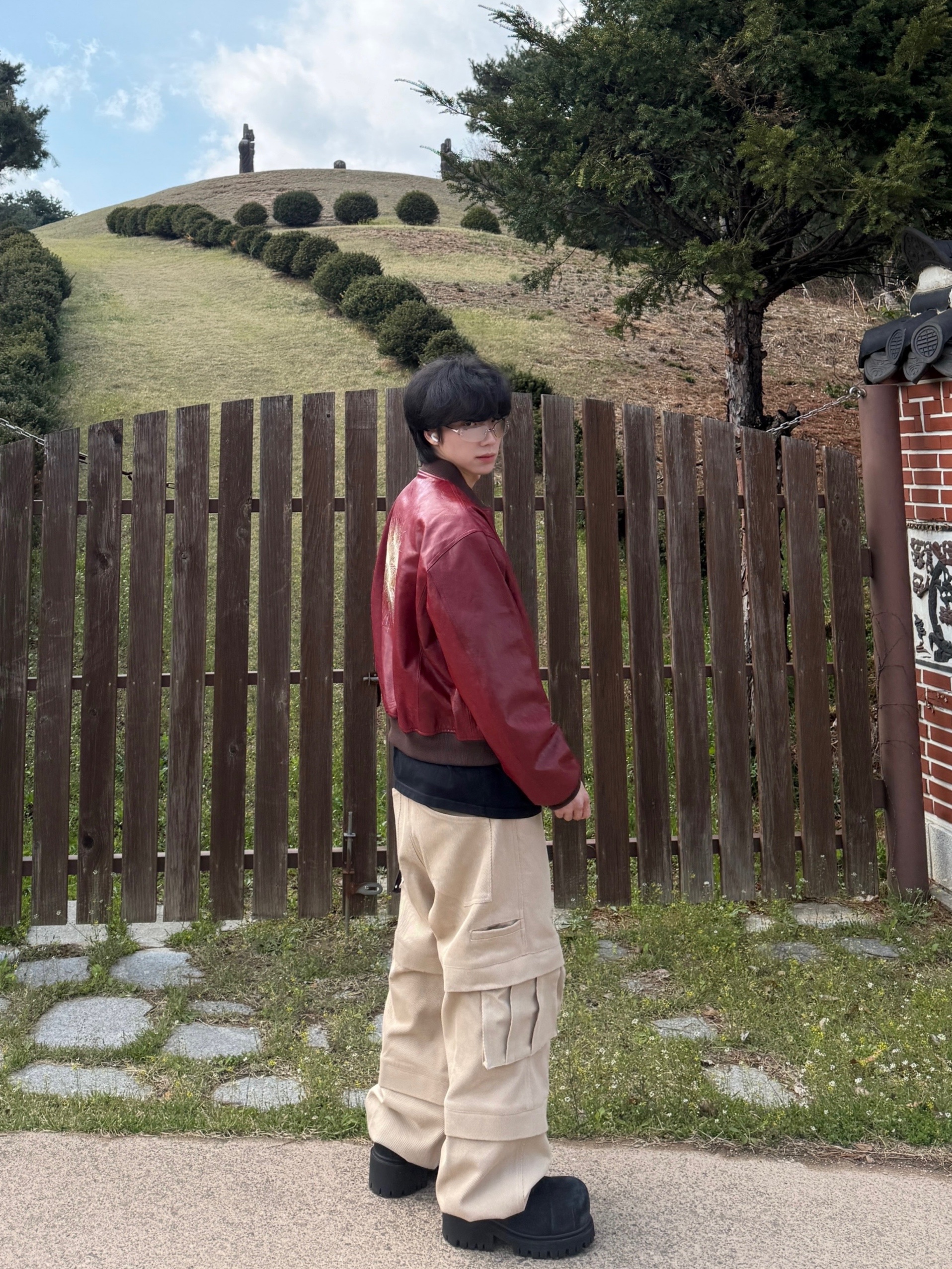 Undermycar Hommage Embraced The Fireworks Goatskin Blouson Red - 24FW, Kamien x MJD Double Hole Belt Black Shearling Calfskin 착용 스타일 - 2