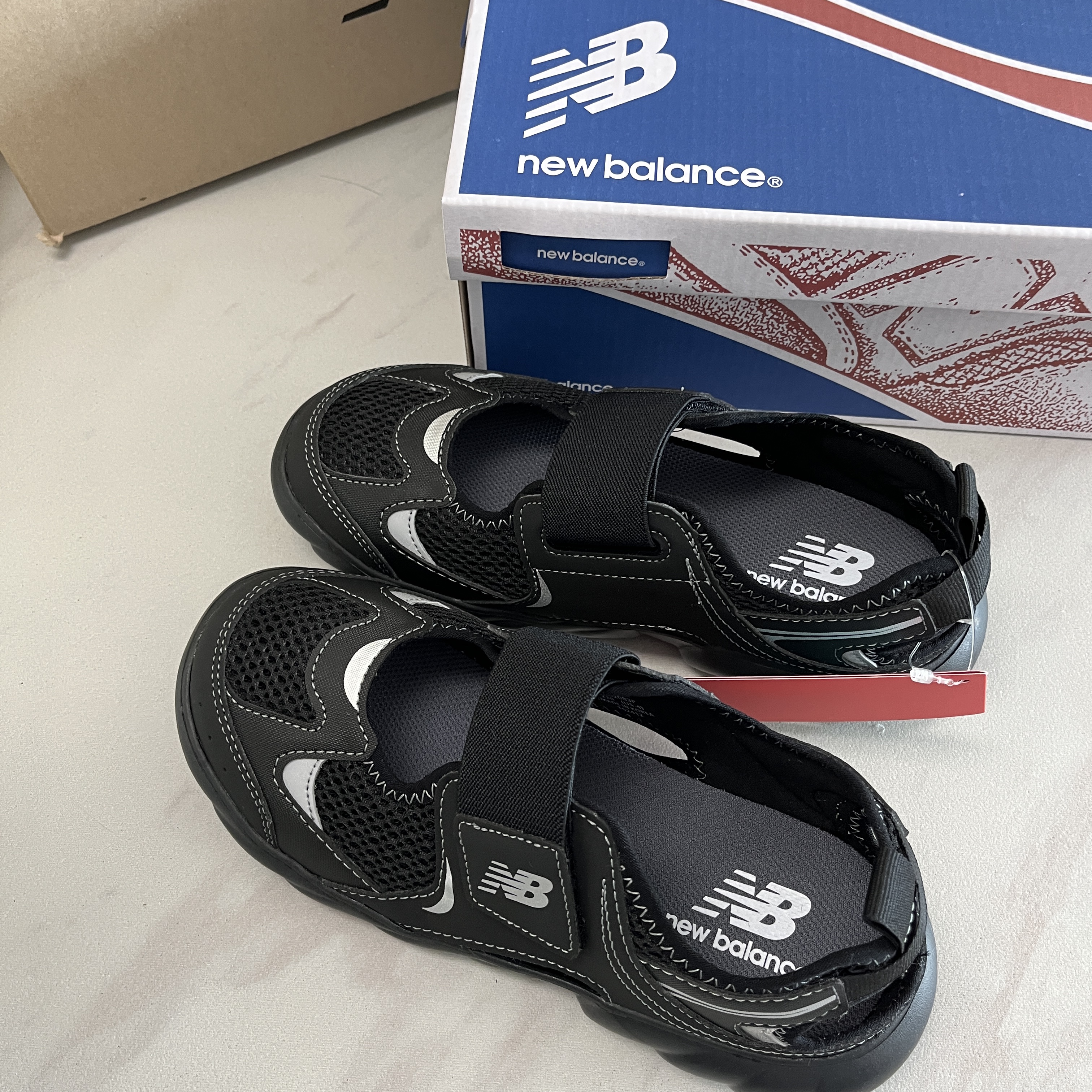 (Kids) New Balance Freedle 920 Sandal Black 착용 스타일 - 1