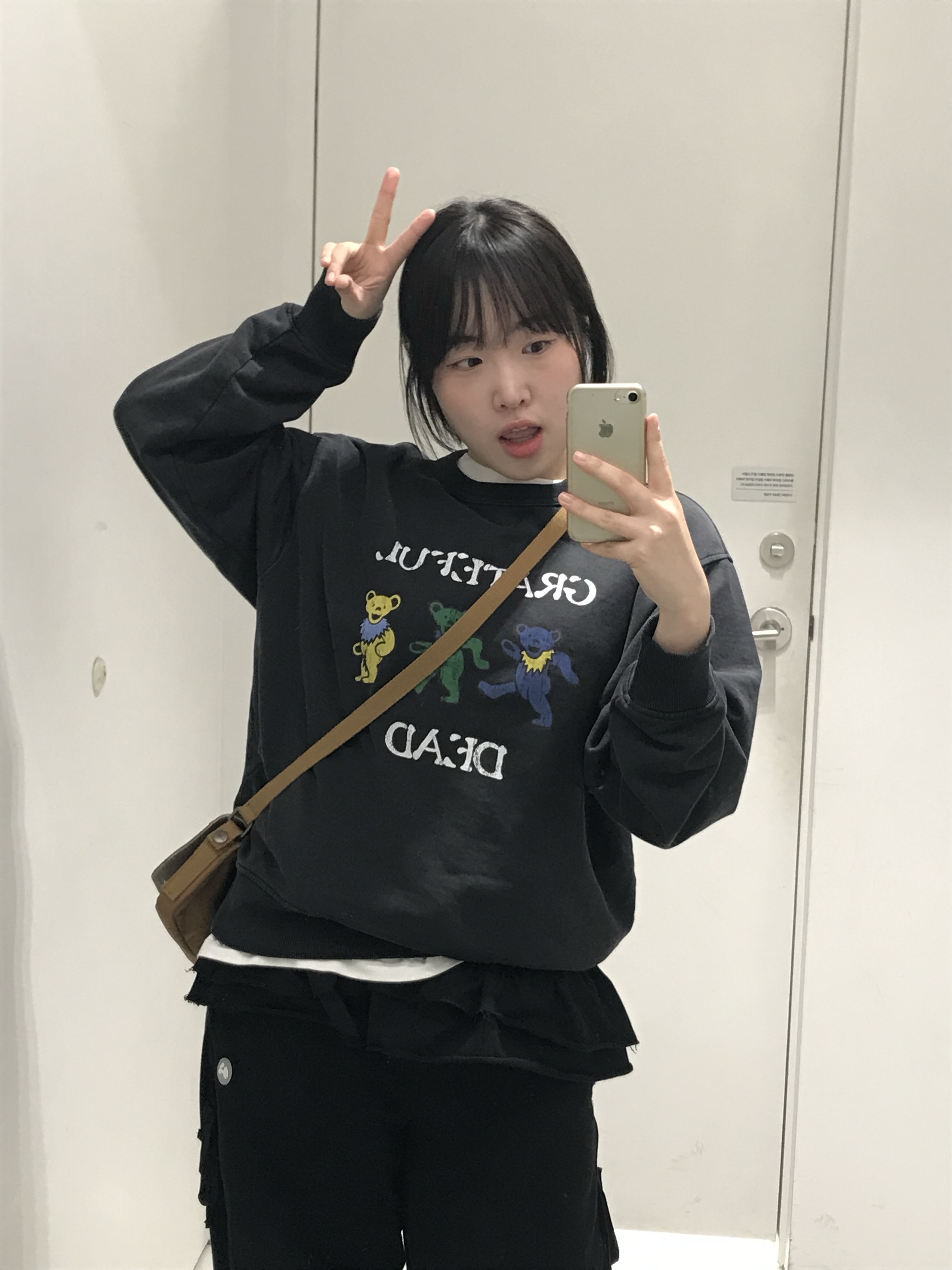 GU x Grateful Dead Washed Sweatshirt Pullover Dark Gray 착용 스타일