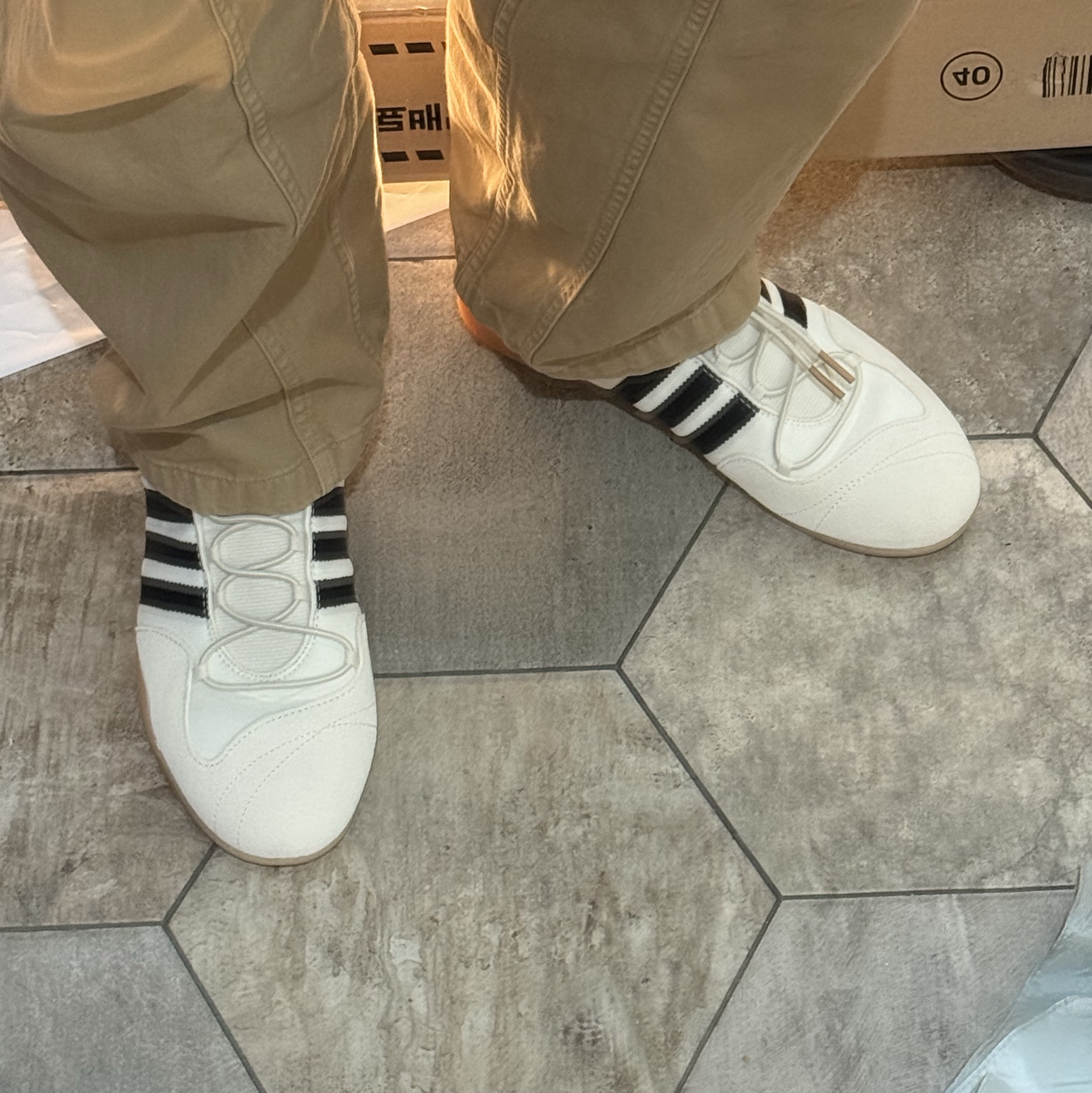 Adidas x Bad Bunny Ballerina Off White Core Black 착용 스타일 - 2
