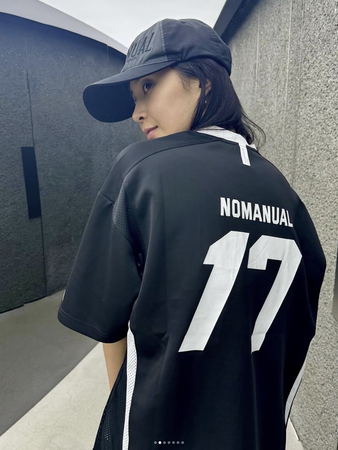 NOMANUAL 17 Mesh Block Football Jersey Black, NOMANUAL 2C Trucker Ball Cap Charcoal 착용 스타일 - 2