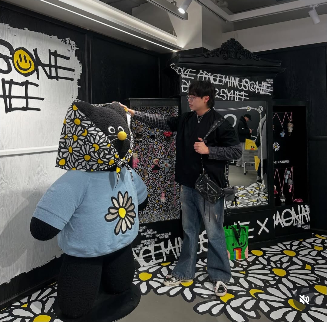 나이키 x 피스마이너스원 에어포스 1 로우 파라노이즈, 모남희 x 피스마이너스원 데희 플러시 키링 착용 스타일