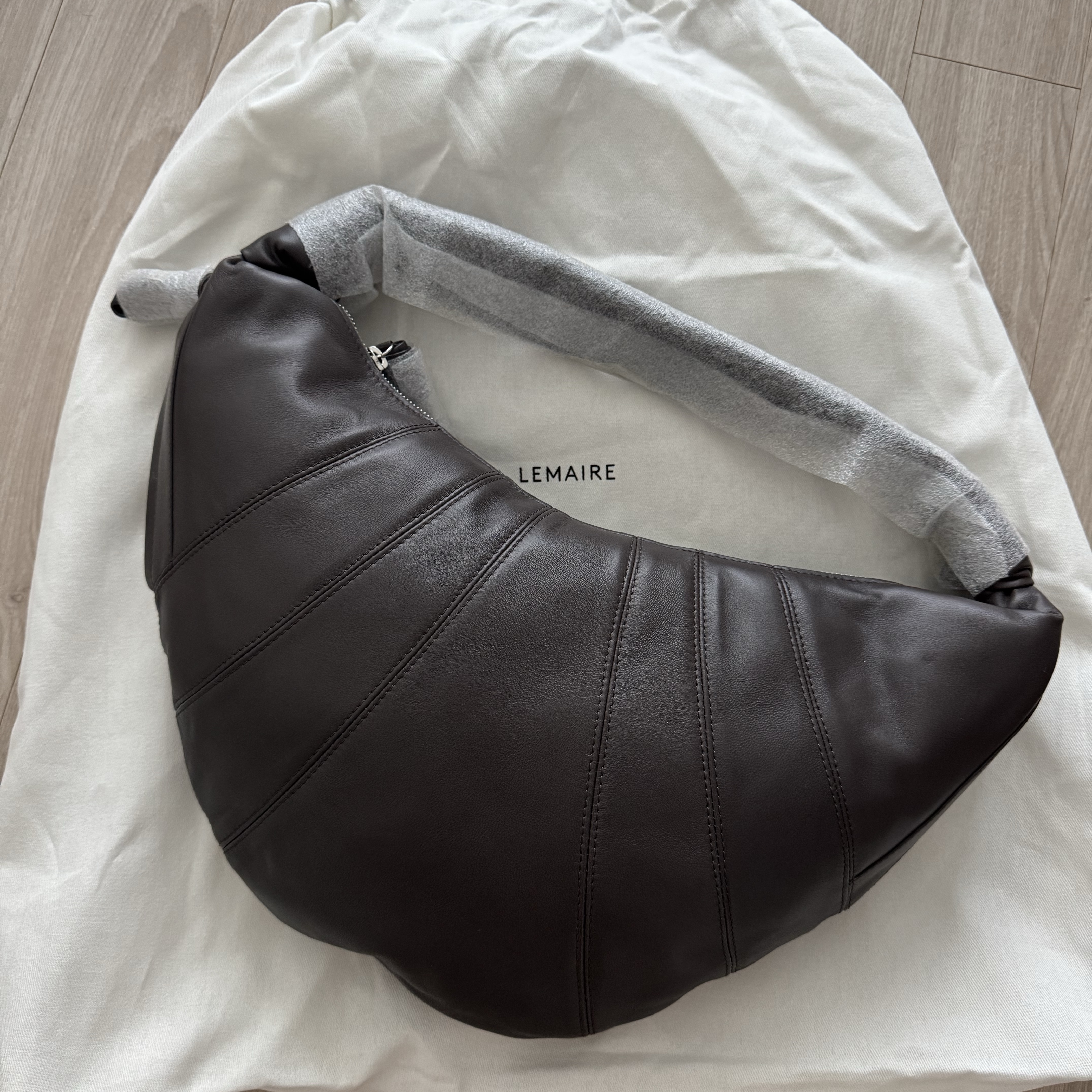 Lemaire Fortune Croissant Bag Soft Nappa Leather Mink 착용 스타일