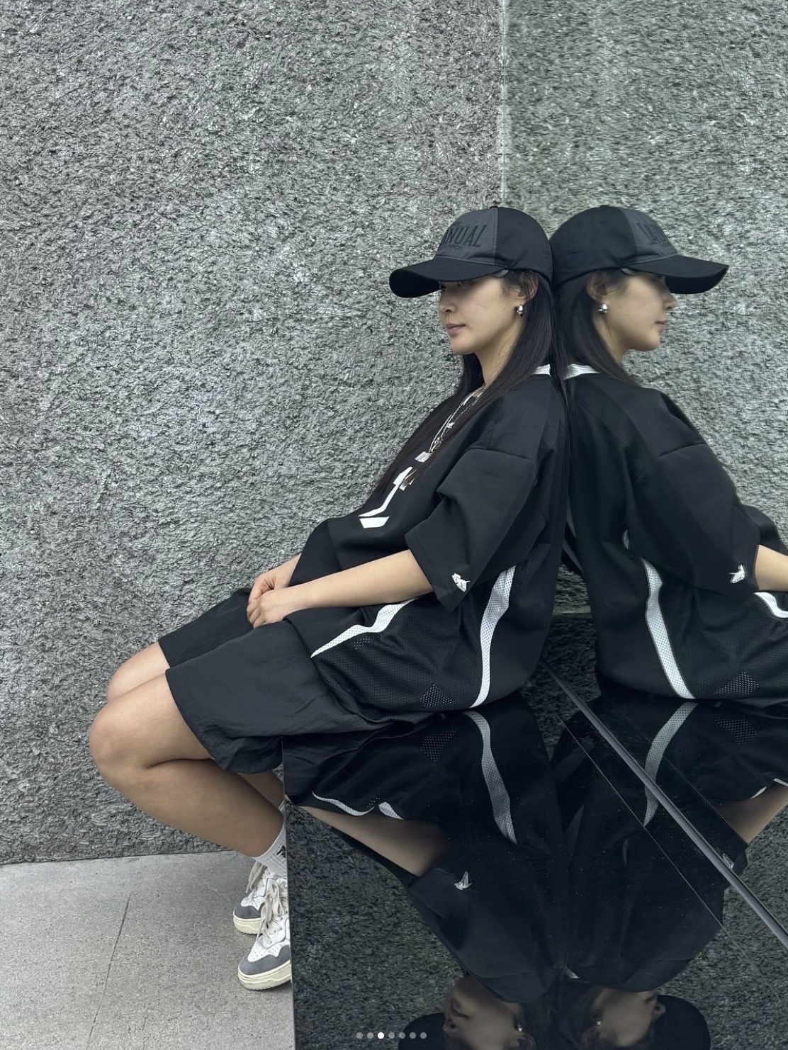 NOMANUAL 17 Mesh Block Football Jersey Black, NOMANUAL 2C Trucker Ball Cap Charcoal 착용 스타일 - 3