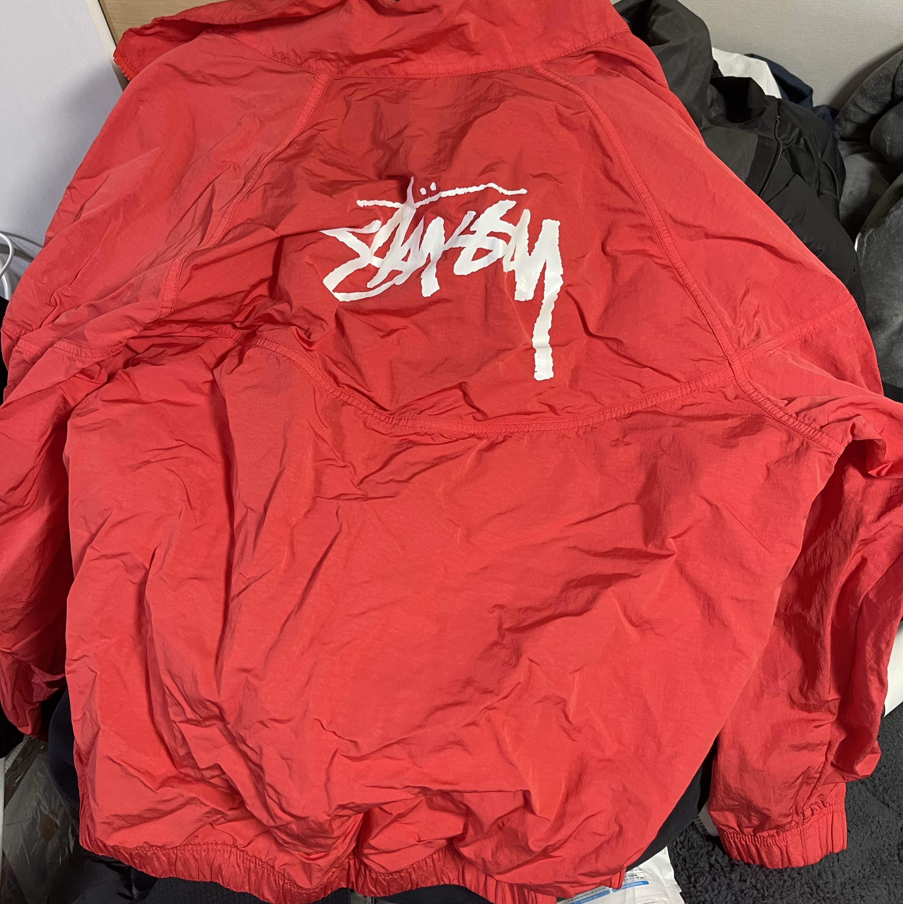 Nike x Stussy Windrunner Jacket Habanero Red 착용 스타일