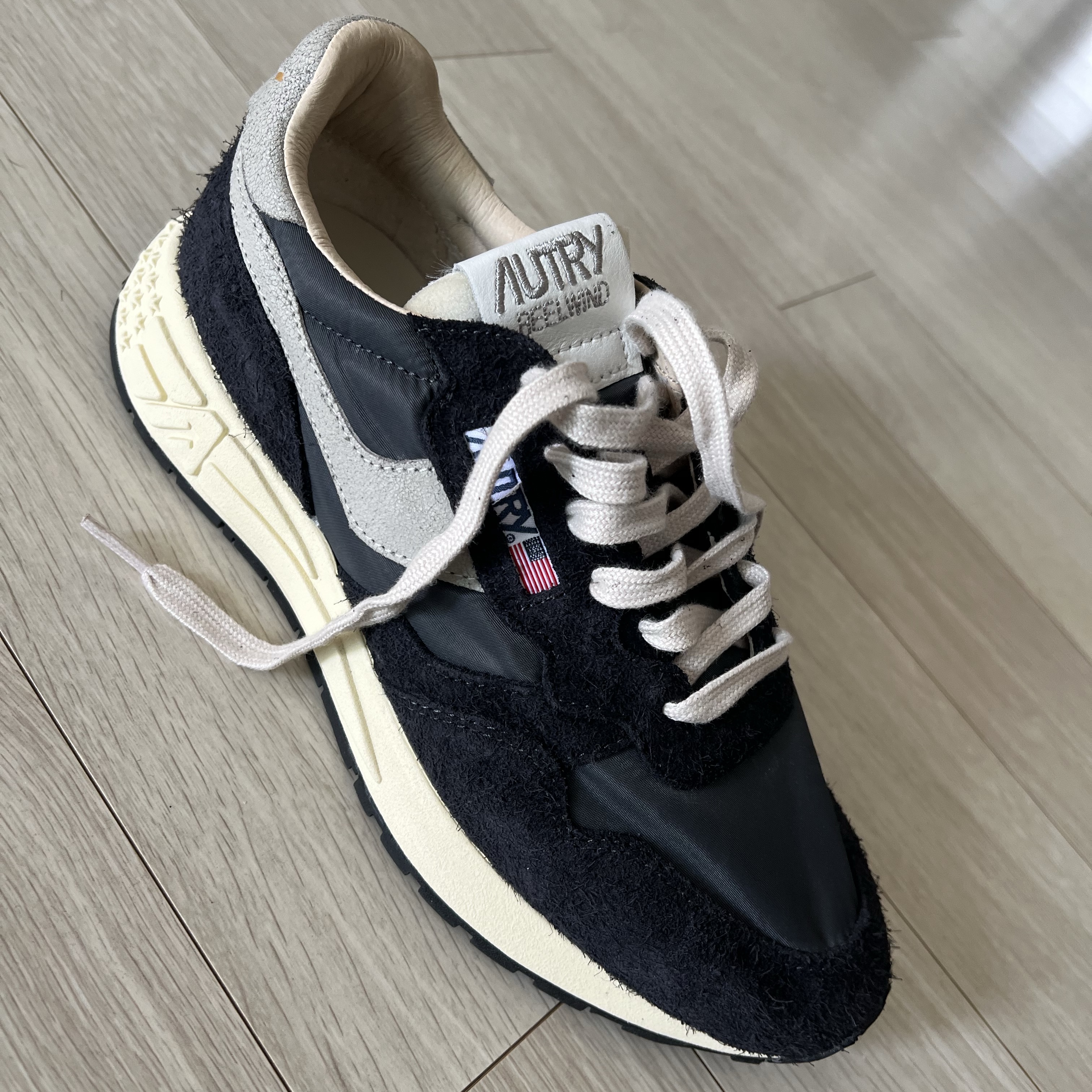Autry Reelwind Low Nylon Suede Sneakers Black 착용 스타일 - 1