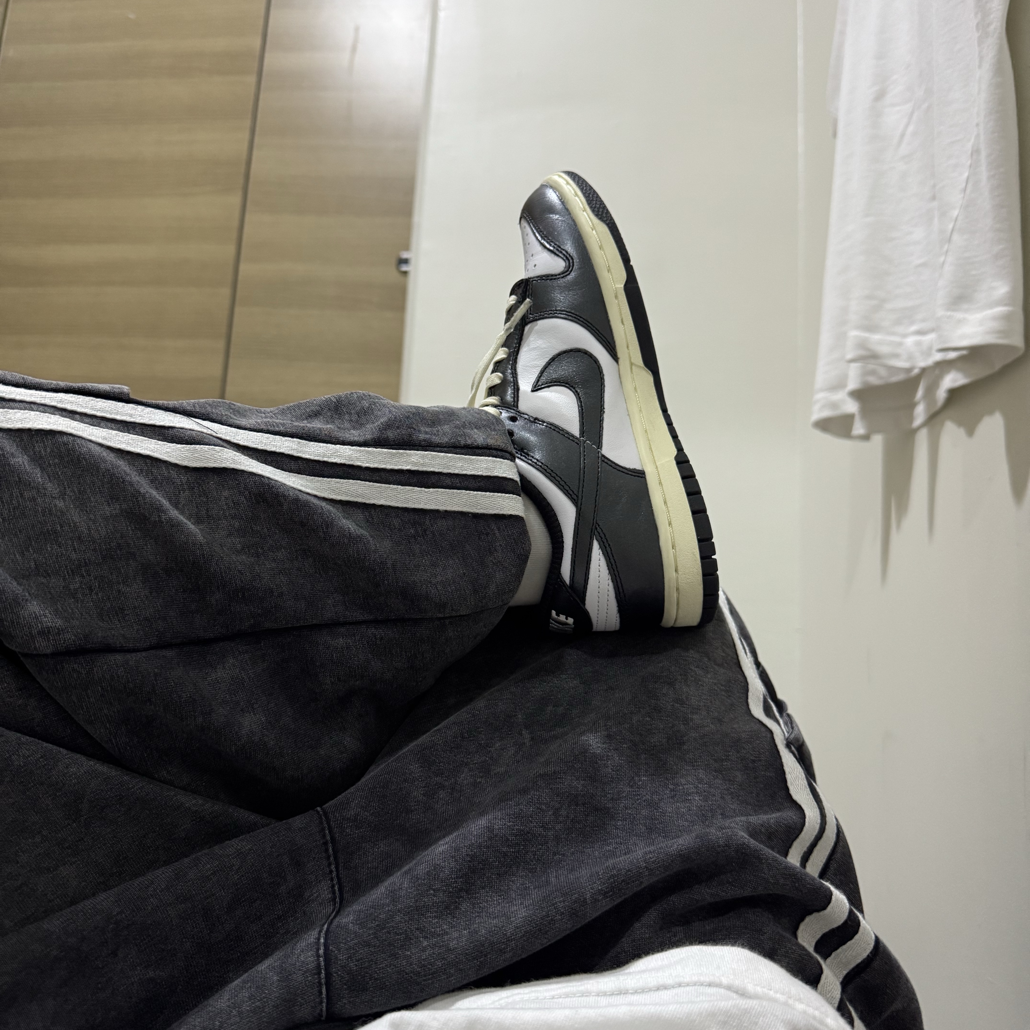 (W) Nike Dunk Low Vintage Black and White 착용 스타일 - 2